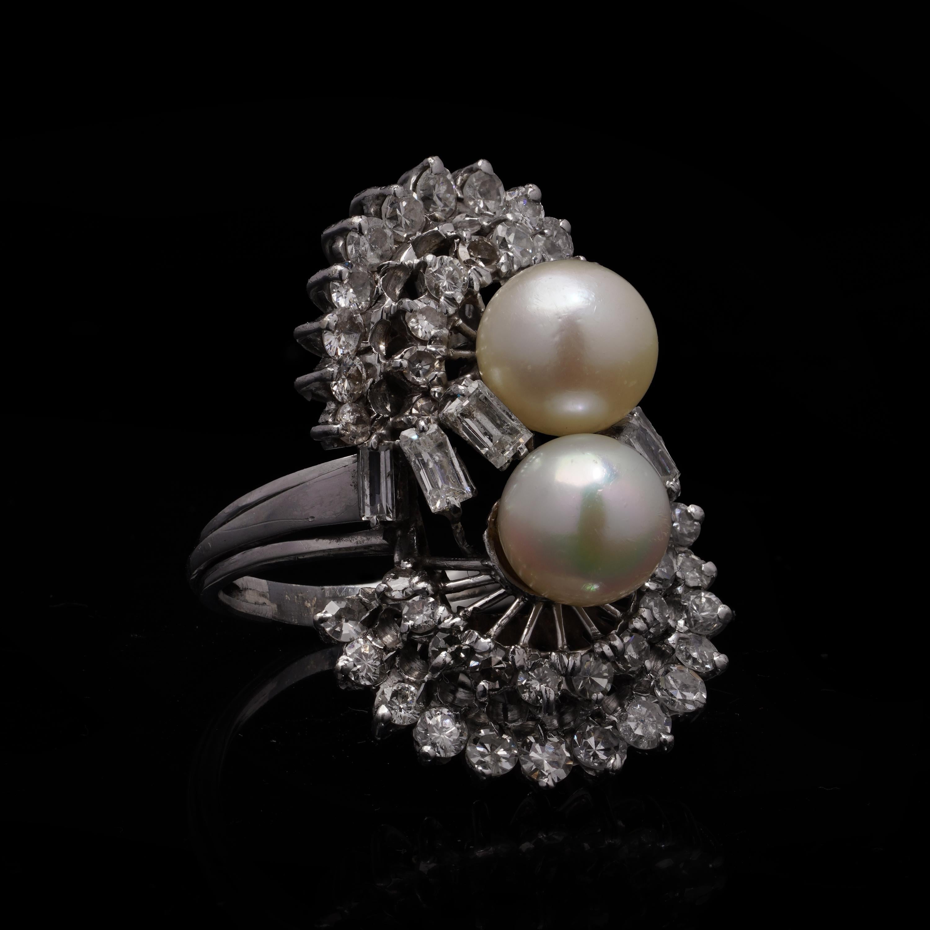 Donna Anello doppio a grappolo da donna in platino degli anni '40 con perle d'acqua dolce e diamanti in vendita