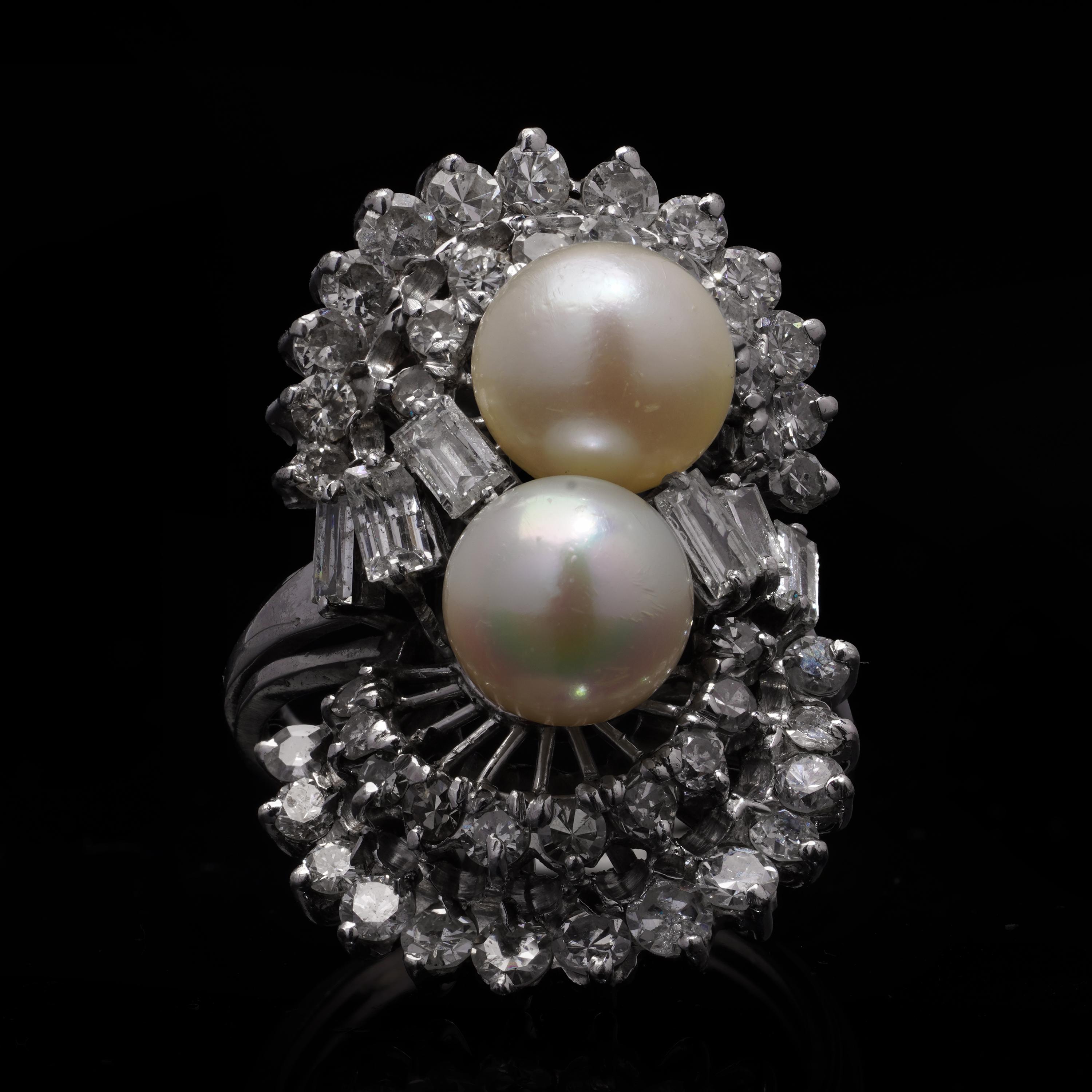 Anello doppio a grappolo da donna in platino degli anni '40 con perle d'acqua dolce e diamanti in vendita 1