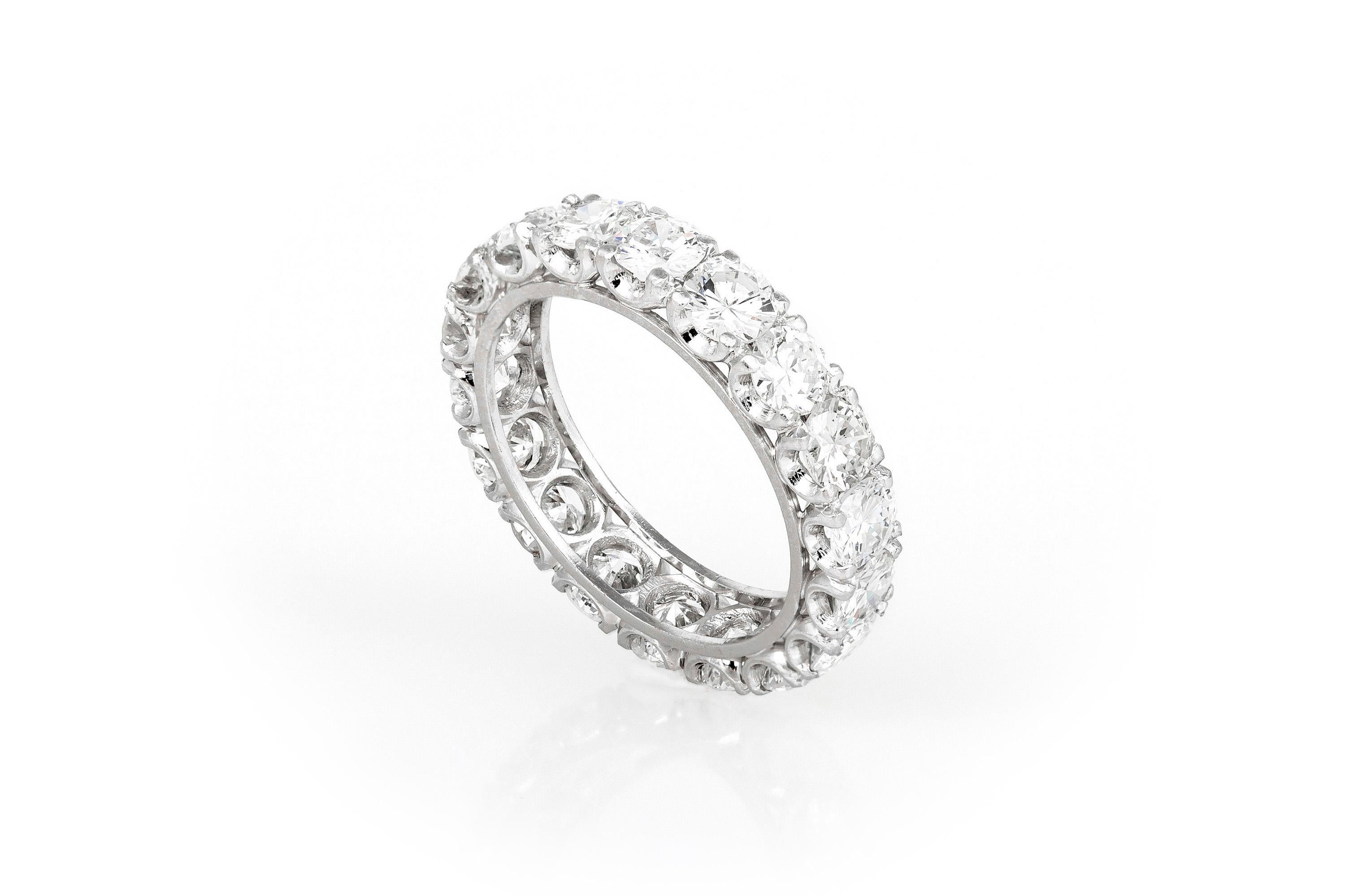 Der schöne Ring ist aus Platin gefertigt und mit 6,20 Karat Diamanten im Rundschliff besetzt.
irca 1940.