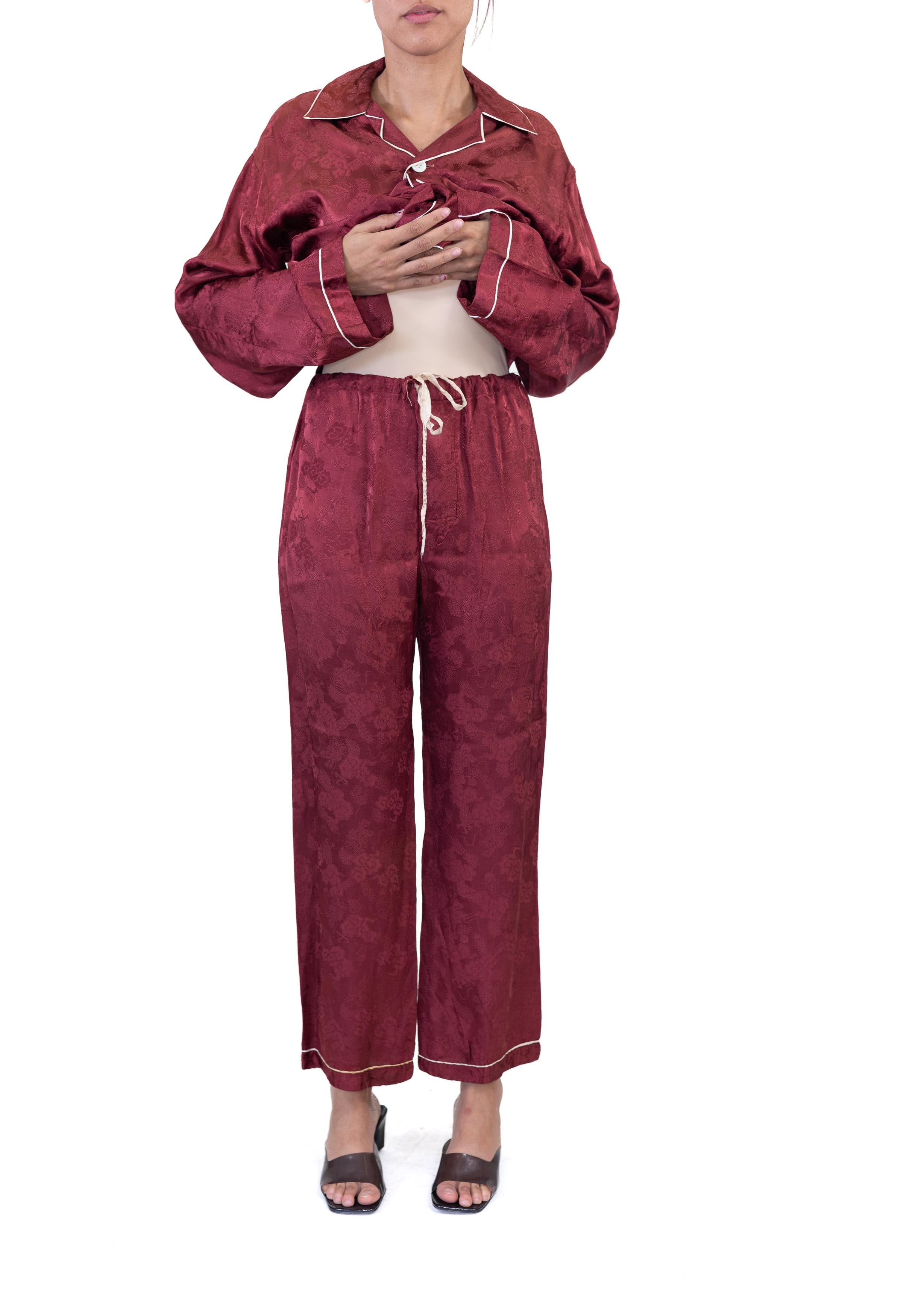 1940er Plaza Kobe Burgunderfarbene Viskose Jacquard Herren Pyjamas im Zustand „Hervorragend“ im Angebot in New York, NY
