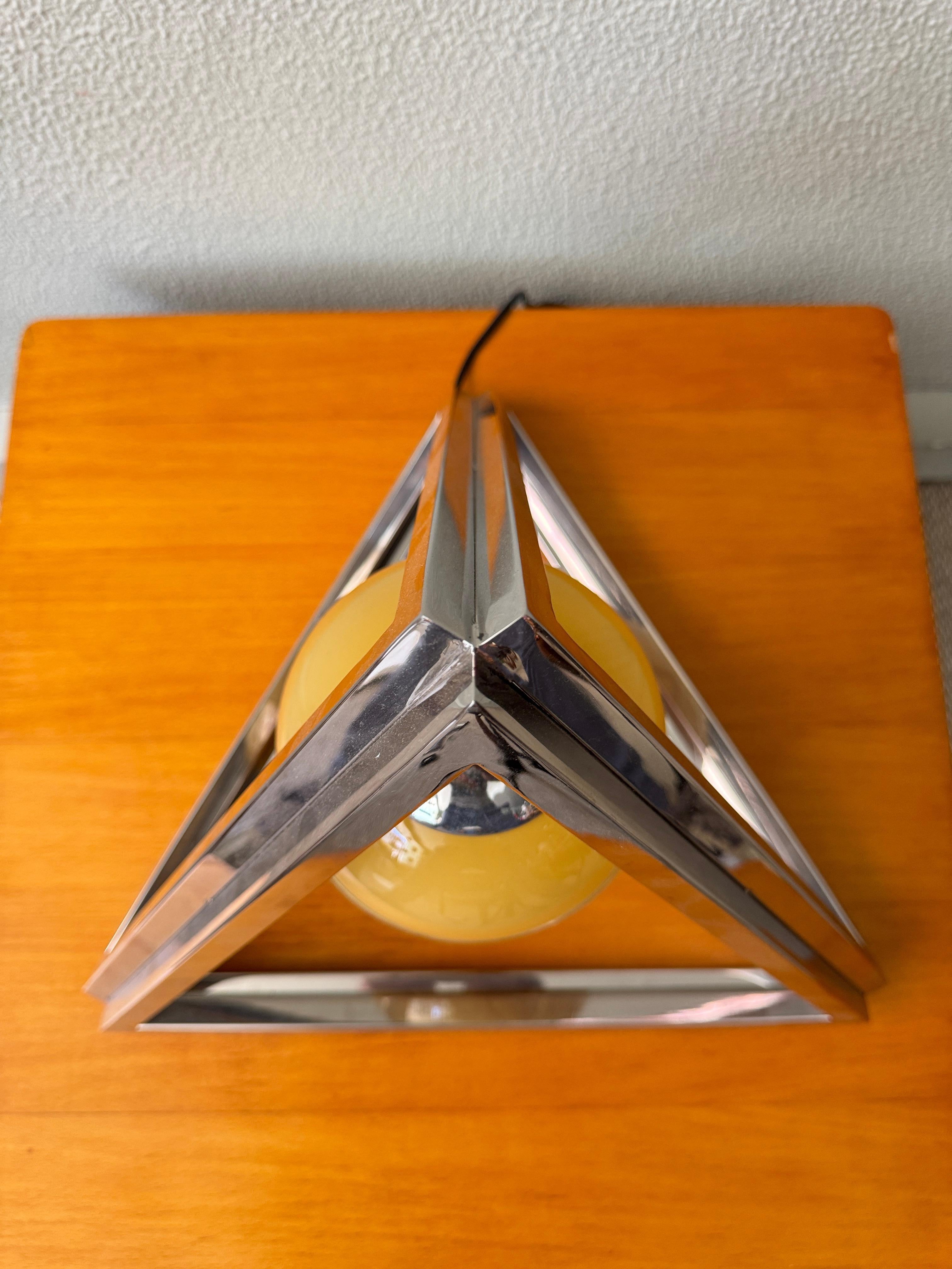 Lámpara piramidal Art Decó portuguesa de 1940 en latón cromado y cristal opalino ámbar en venta 9