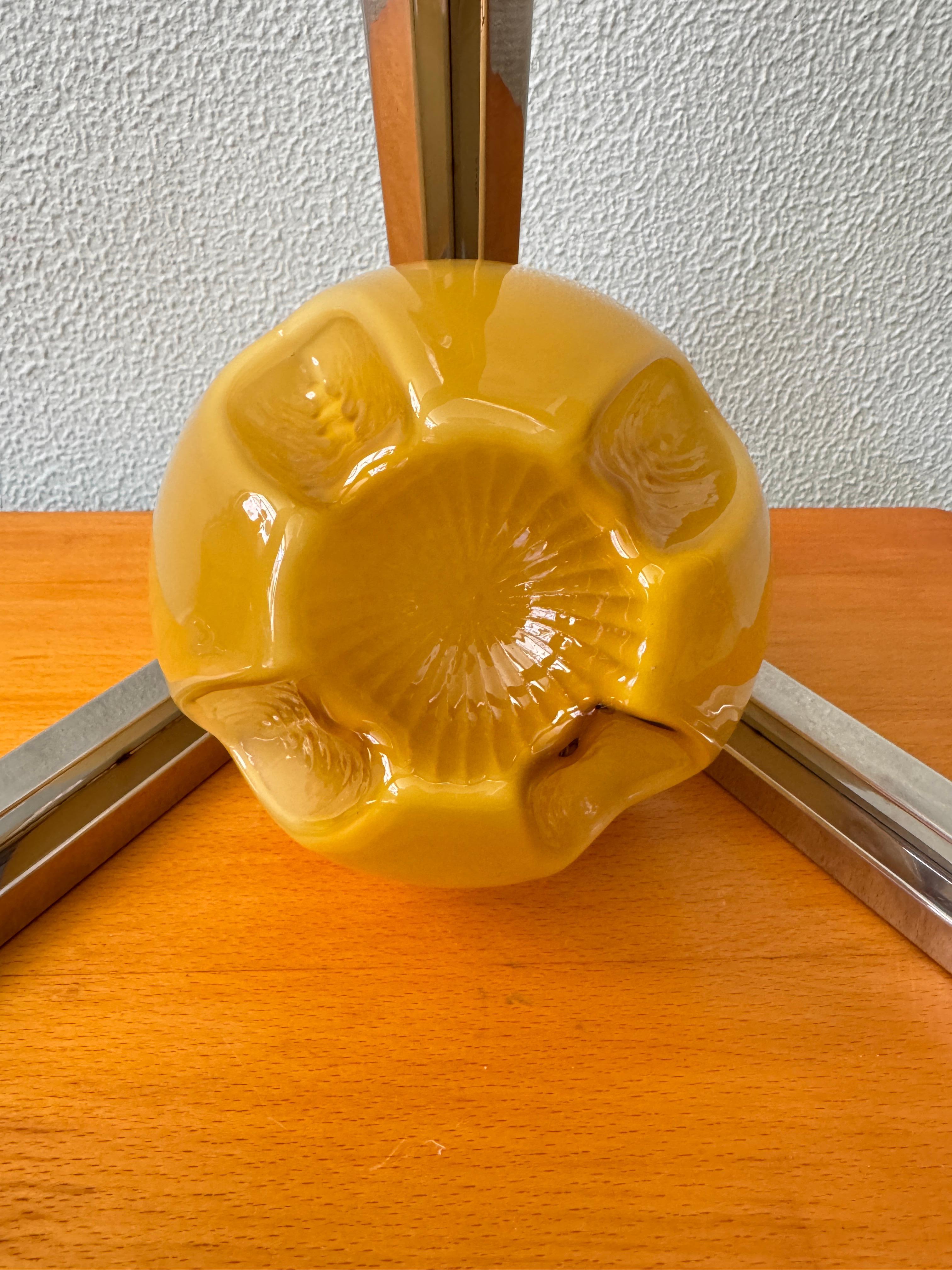 Lámpara piramidal Art Decó portuguesa de 1940 en latón cromado y cristal opalino ámbar en venta 11
