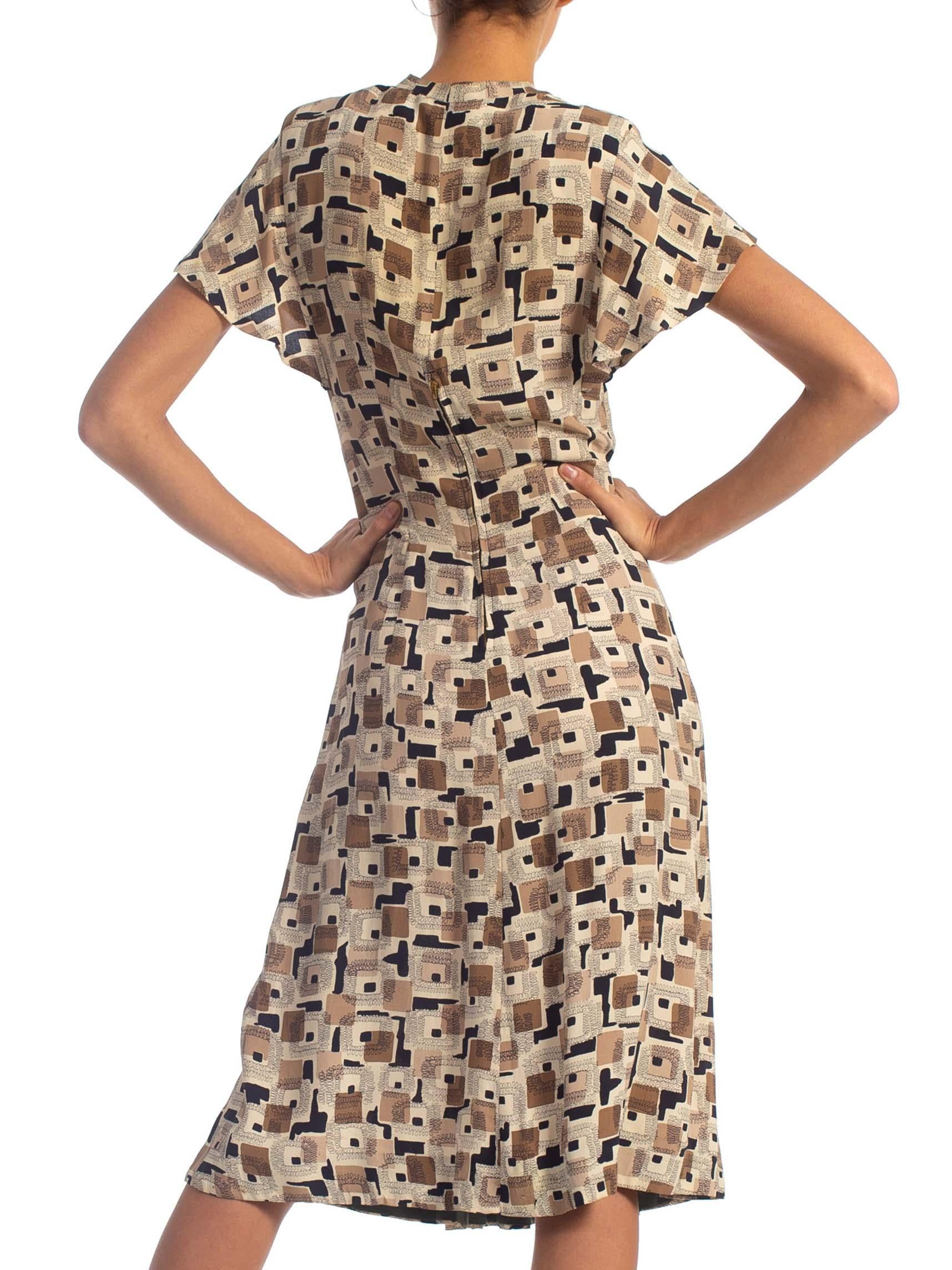 1940S Printed Rayon Crepe Dress With Bows & Pockets For Sale 4