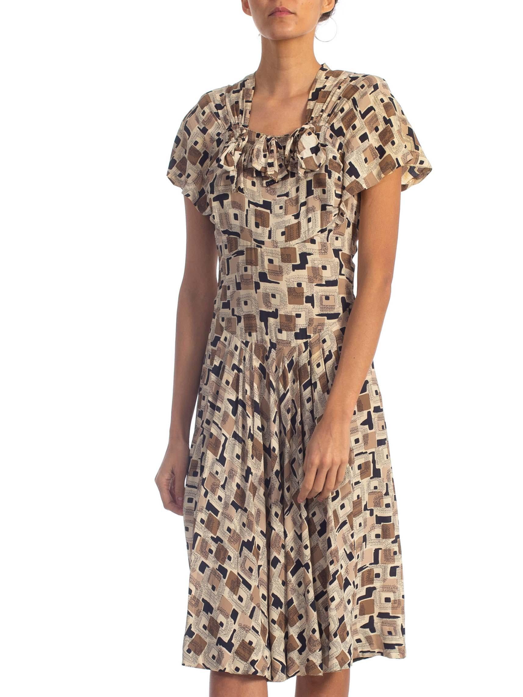 1940S Printed Rayon Crepe Dress With Bows & Pockets For Sale 1