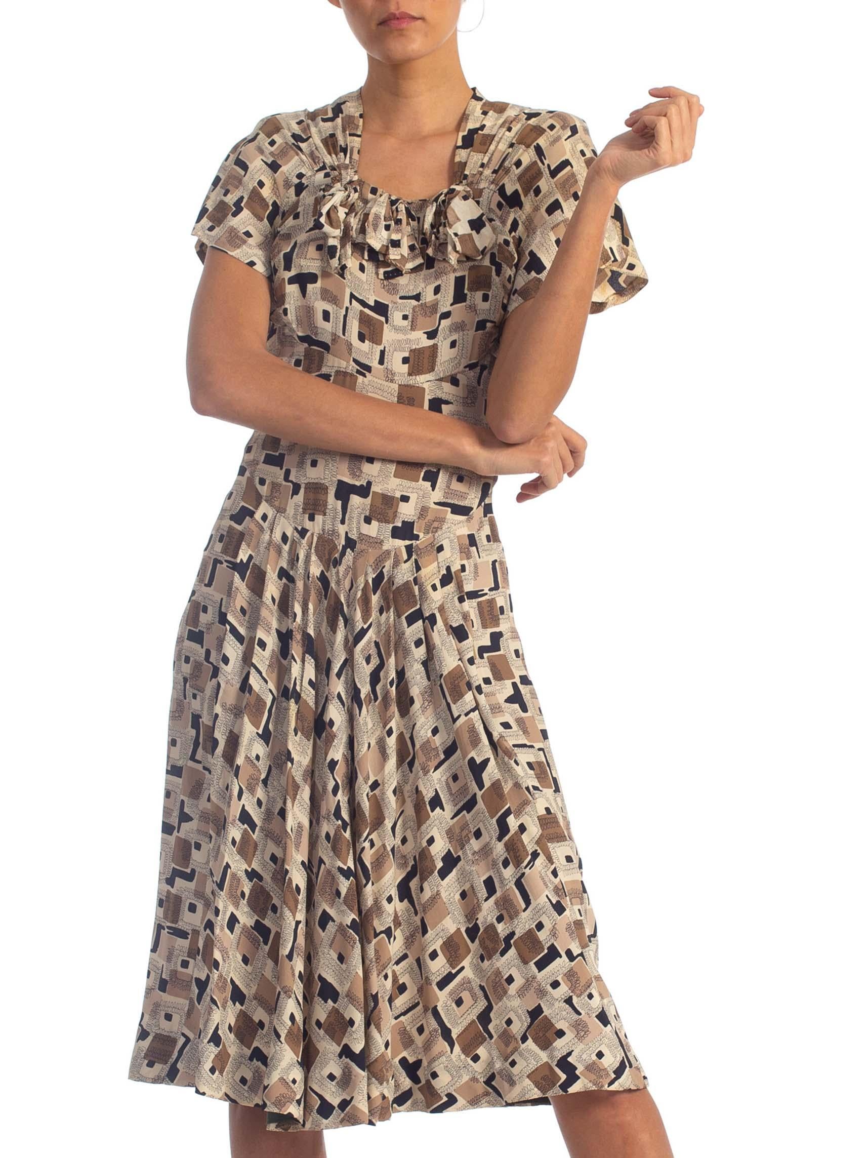 1940S Printed Rayon Crepe Dress With Bows & Pockets For Sale 2