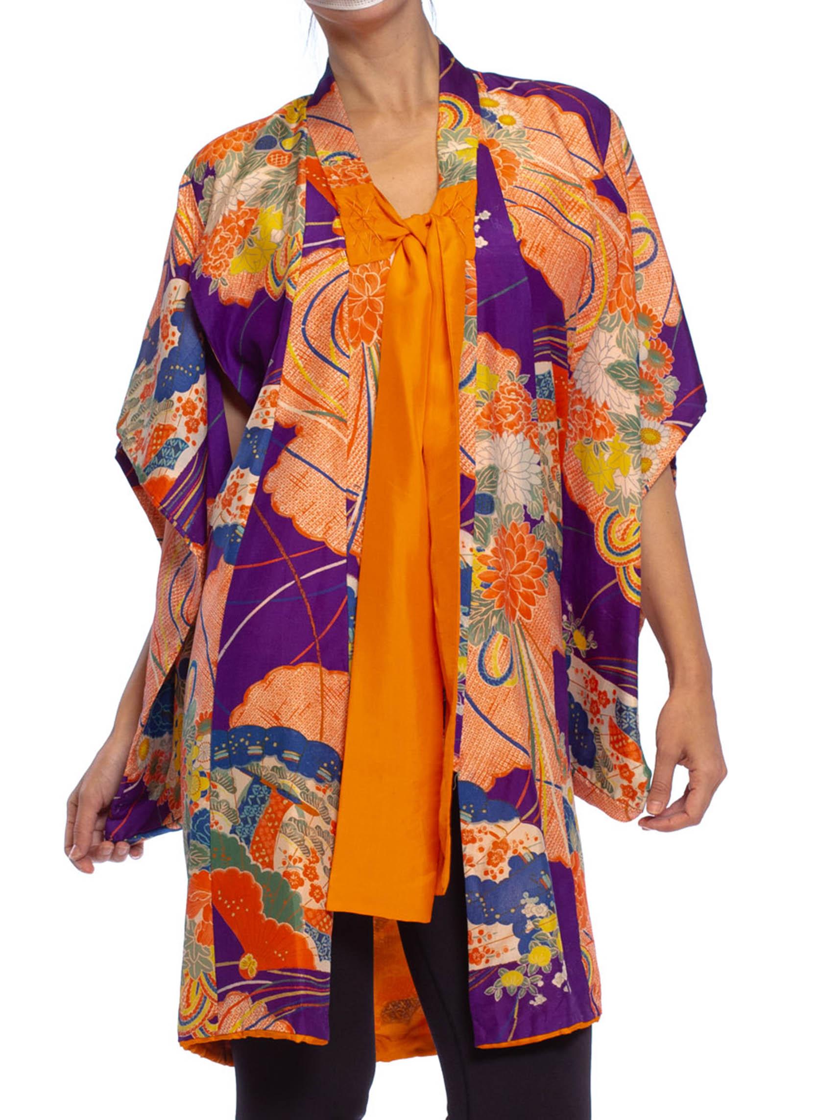 Kinder aus Seide mit Blumendruck in Violett und Orange, 1940er Jahre  Kimono mit Schleifenhals im Zustand „Hervorragend“ im Angebot in New York, NY