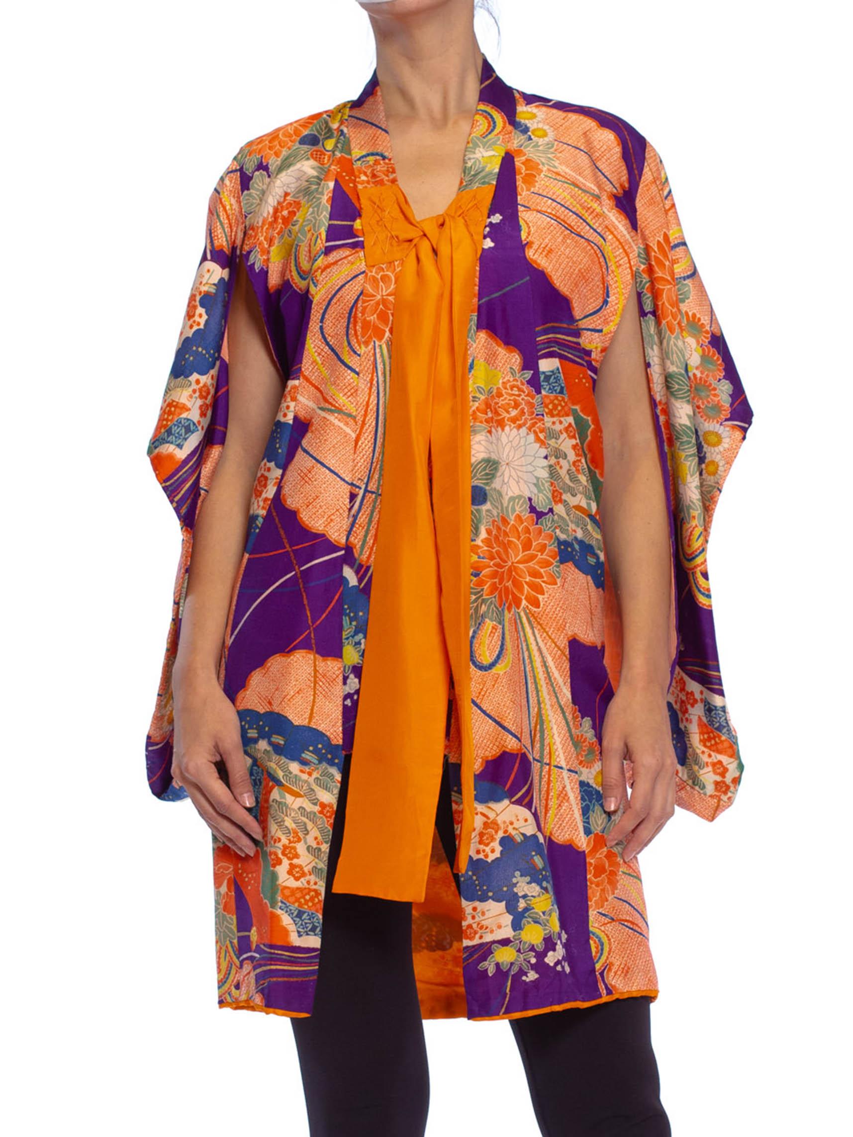 Kinder aus Seide mit Blumendruck in Violett und Orange, 1940er Jahre  Kimono mit Schleifenhals Damen im Angebot