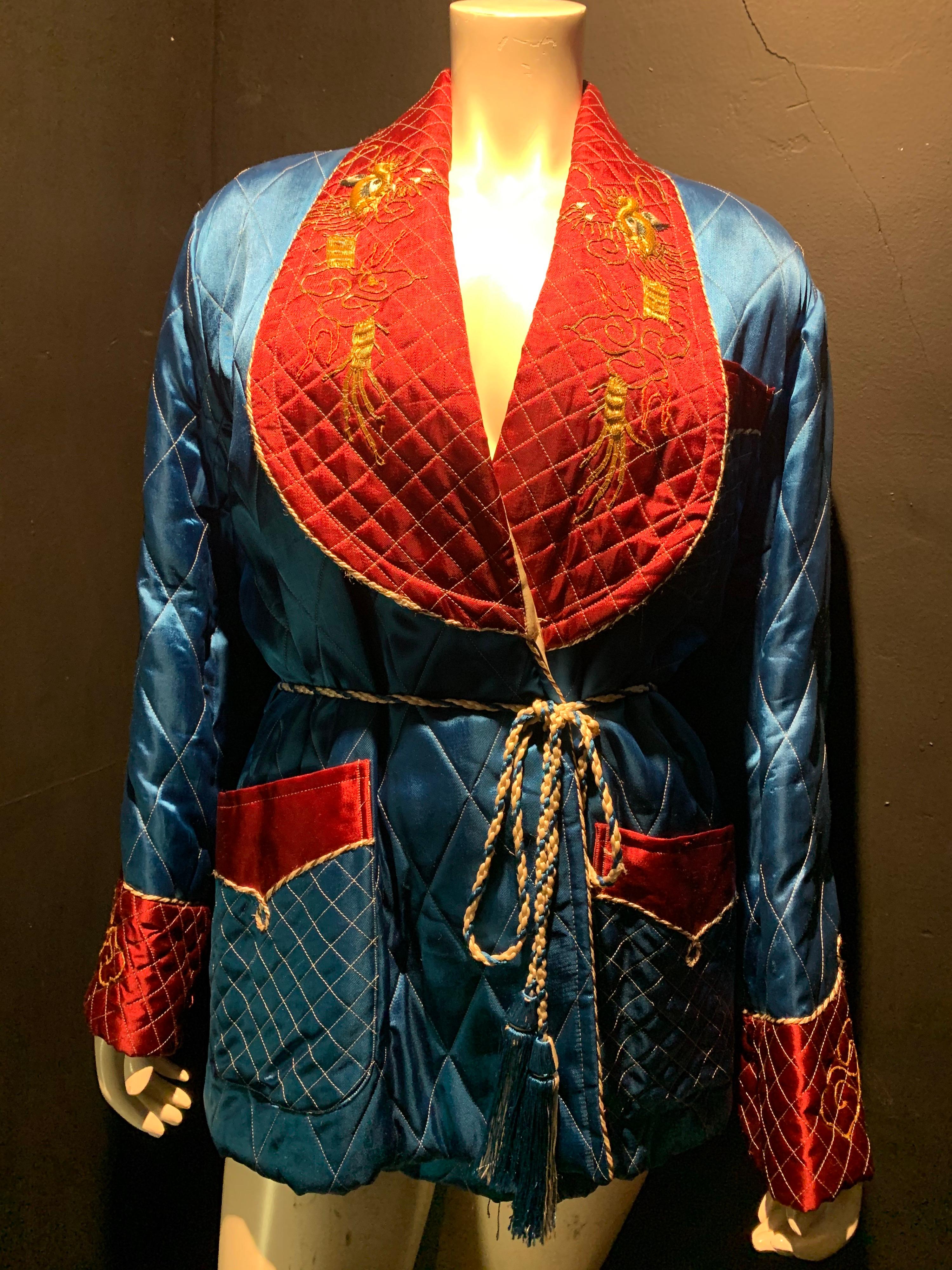 veste de smoking en satin matelassée pour homme des années 1940, de couleur marron et bleu royal, avec dragons brodés en or. Ceinture à glands d'origine incluse. Grands revers style bavette, passepoilés en galon. Taille moyenne. 
