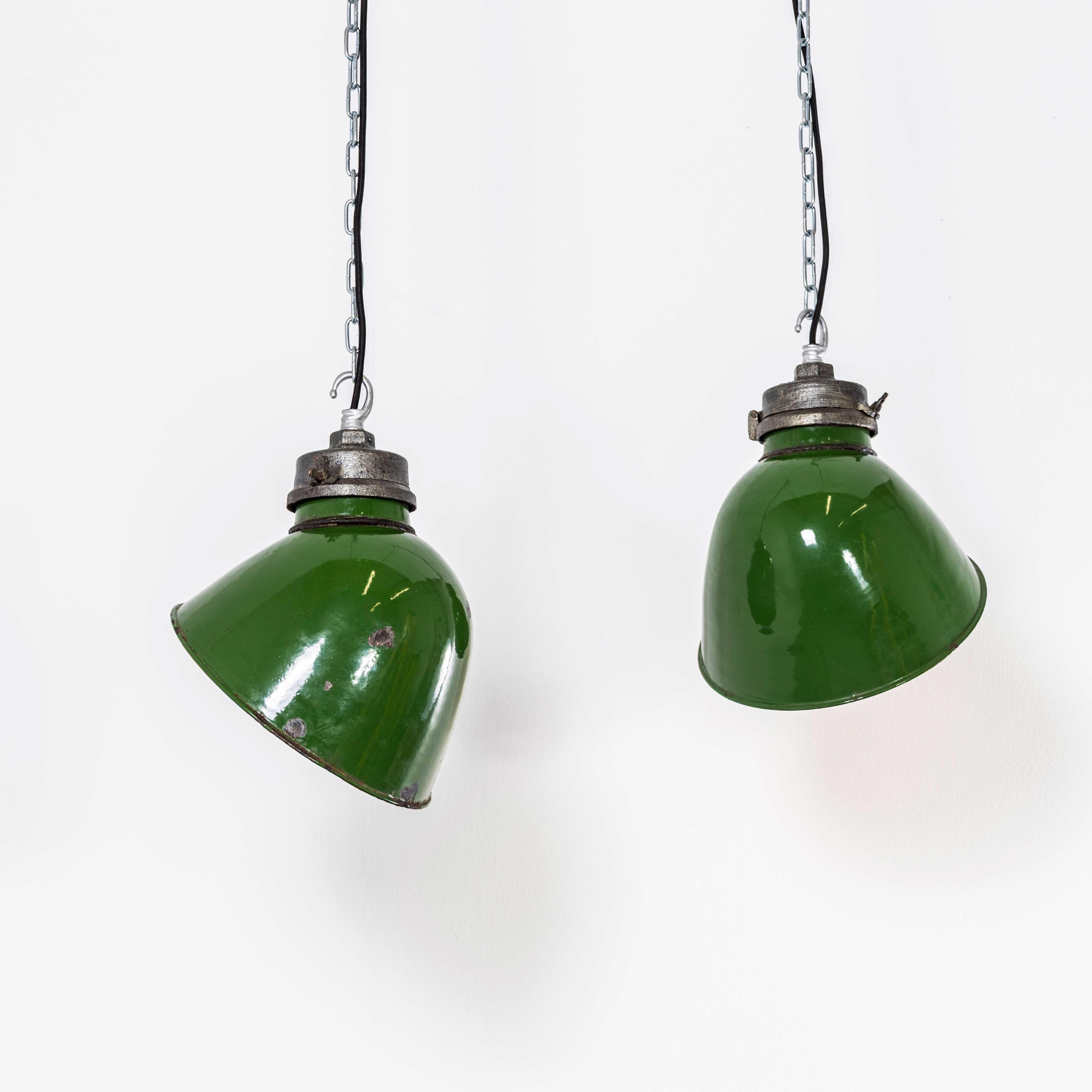 Lámparas Colgantes Esmaltadas GEC Verde Carrera de 1940 - Pareja. 
GEC, o The General Electric Company, tuvo una importante trayectoria en el desarrollo de la iluminación en Gran Bretaña. Fundada en 1886, era un importante fabricante de componentes