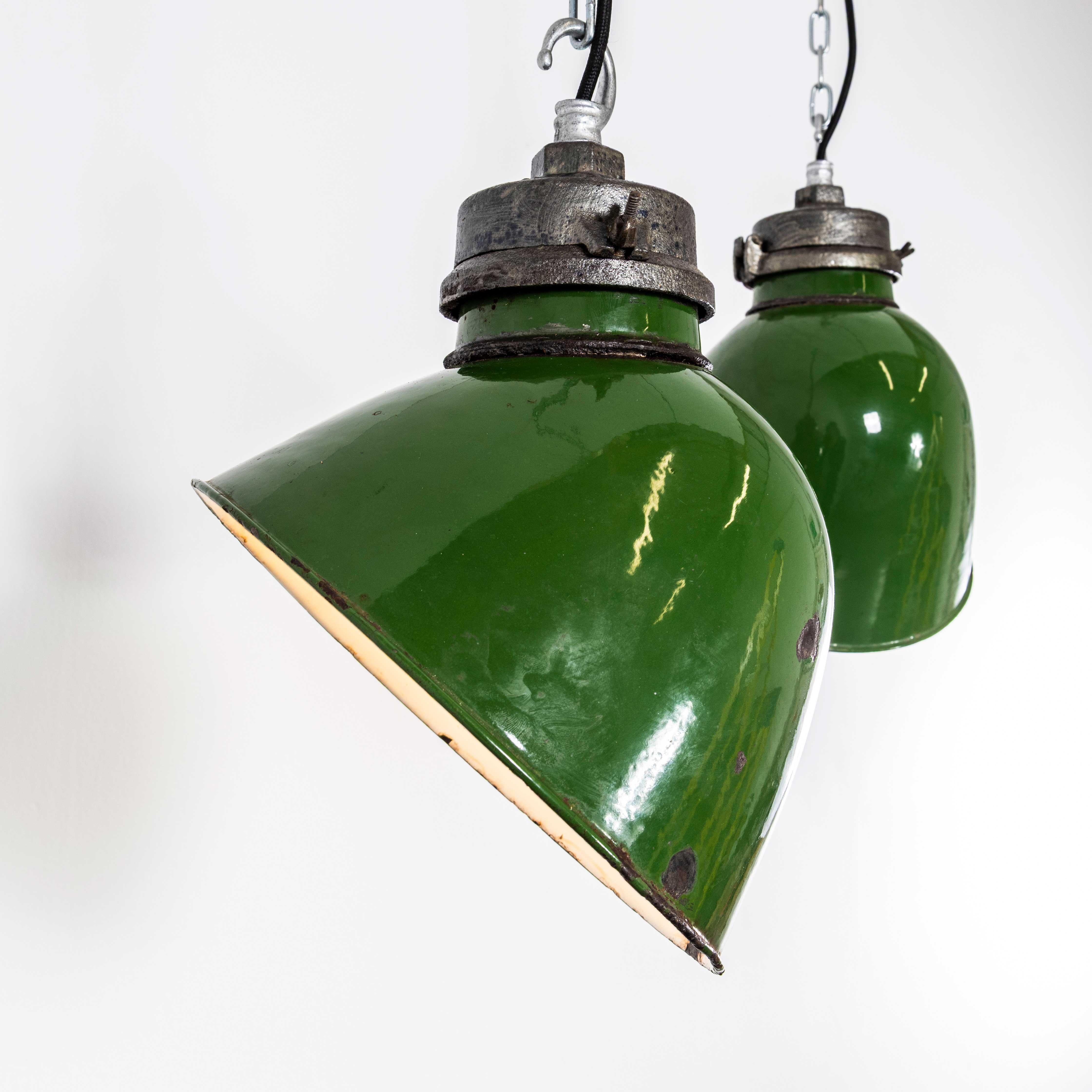 Lámparas Colgantes Esmaltadas GEC Verde Carrera de 1940 - Pareja mediados del siglo XX en venta