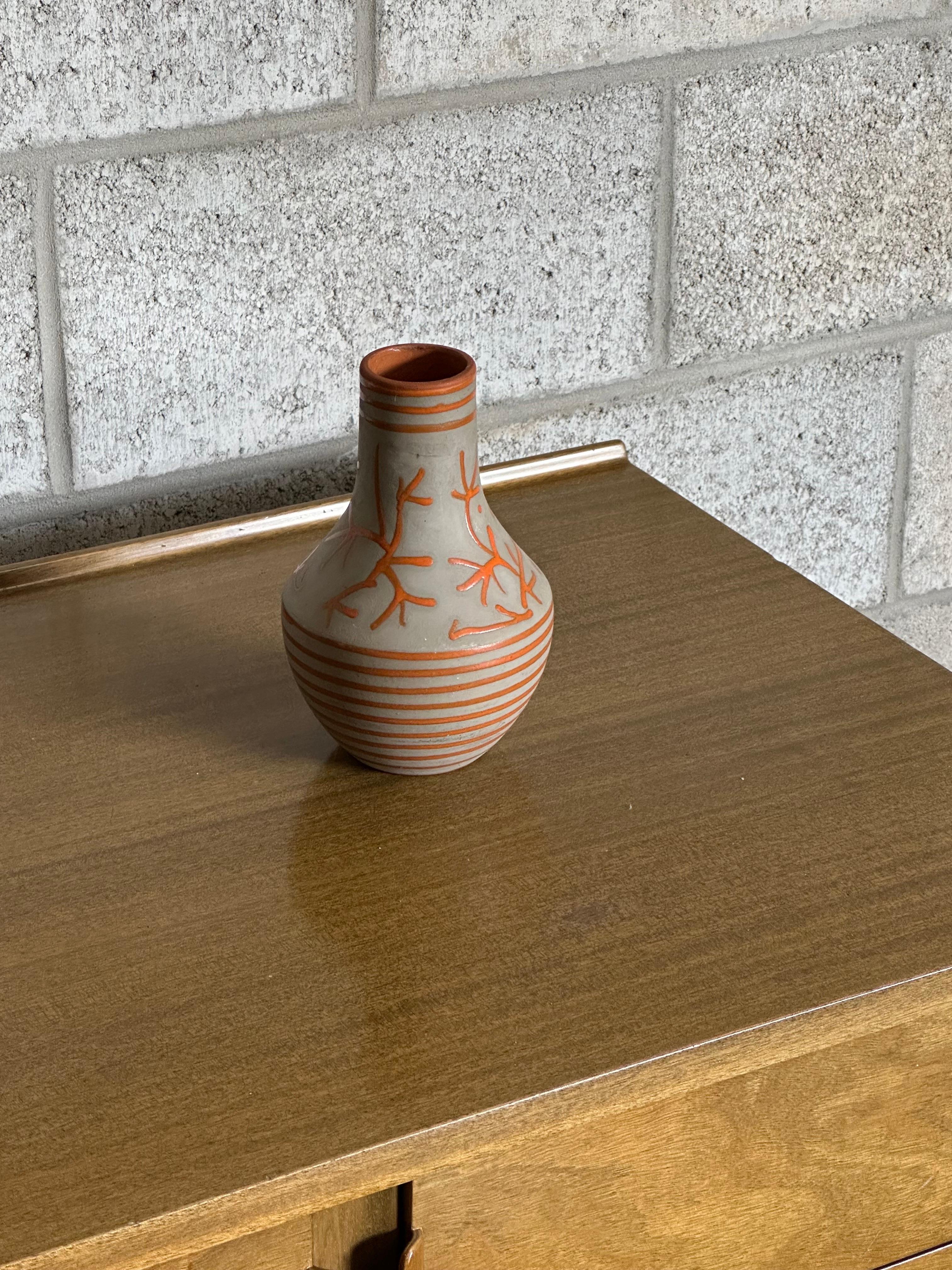 Raro vaso disegnato da Erik Mornils per Nittsjö. Presenta un design e dei colori davvero interessanti, un po' diversi da quelli di molti altri suoi lavori. Dimensioni e forma gradevoli. 