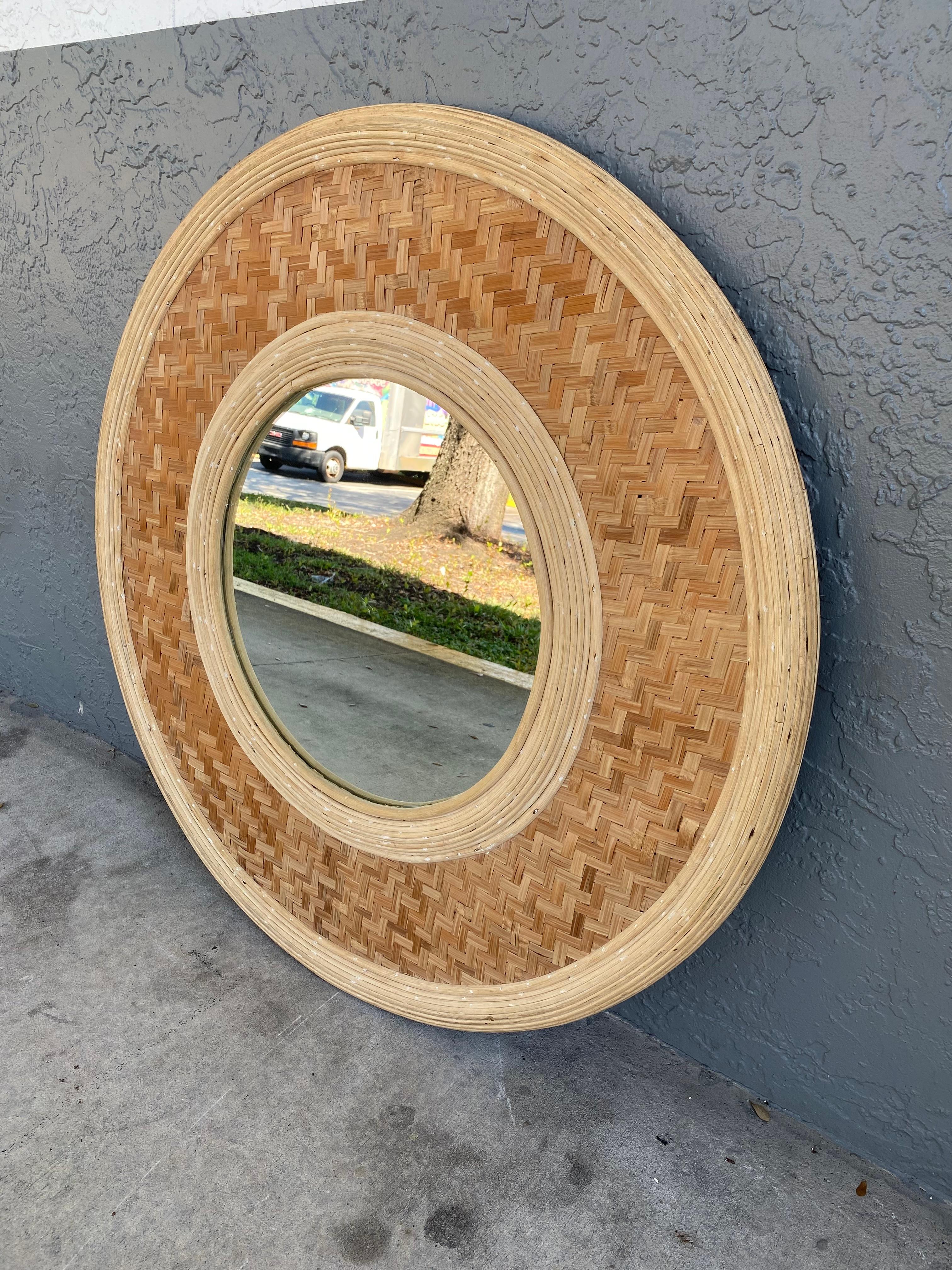 In questa occasione ti offriamo uno degli specchi in rattan più belli che tu possa sperare di trovare. Si tratta di un'opportunità rarissima di acquistare quello che è, inequivocabilmente, il meglio del meglio, essendo uno specchio spettacolare e