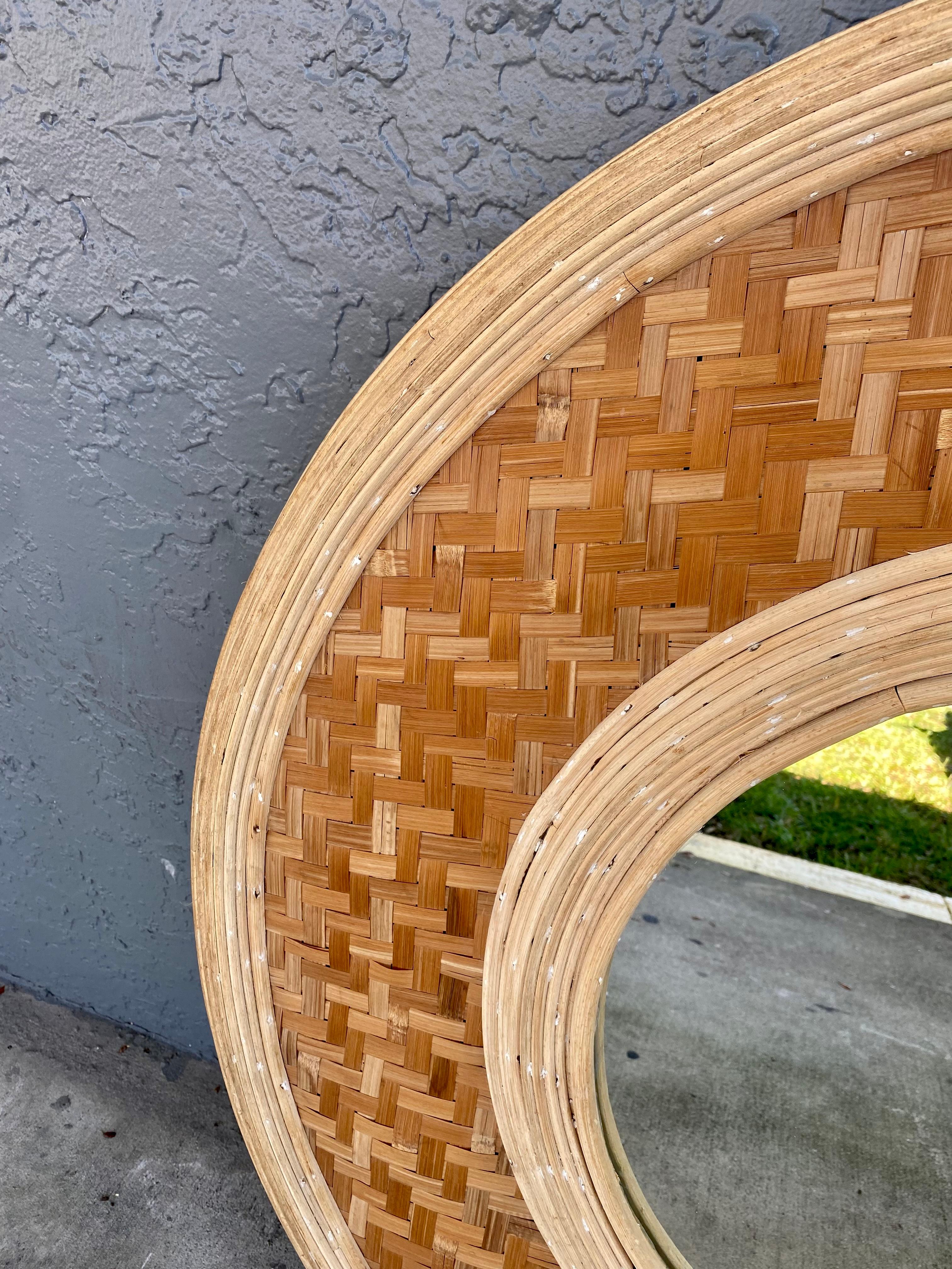 Rattan Raro specchio da parete in rattan organico degli anni '40 con canne e intrecci in vendita