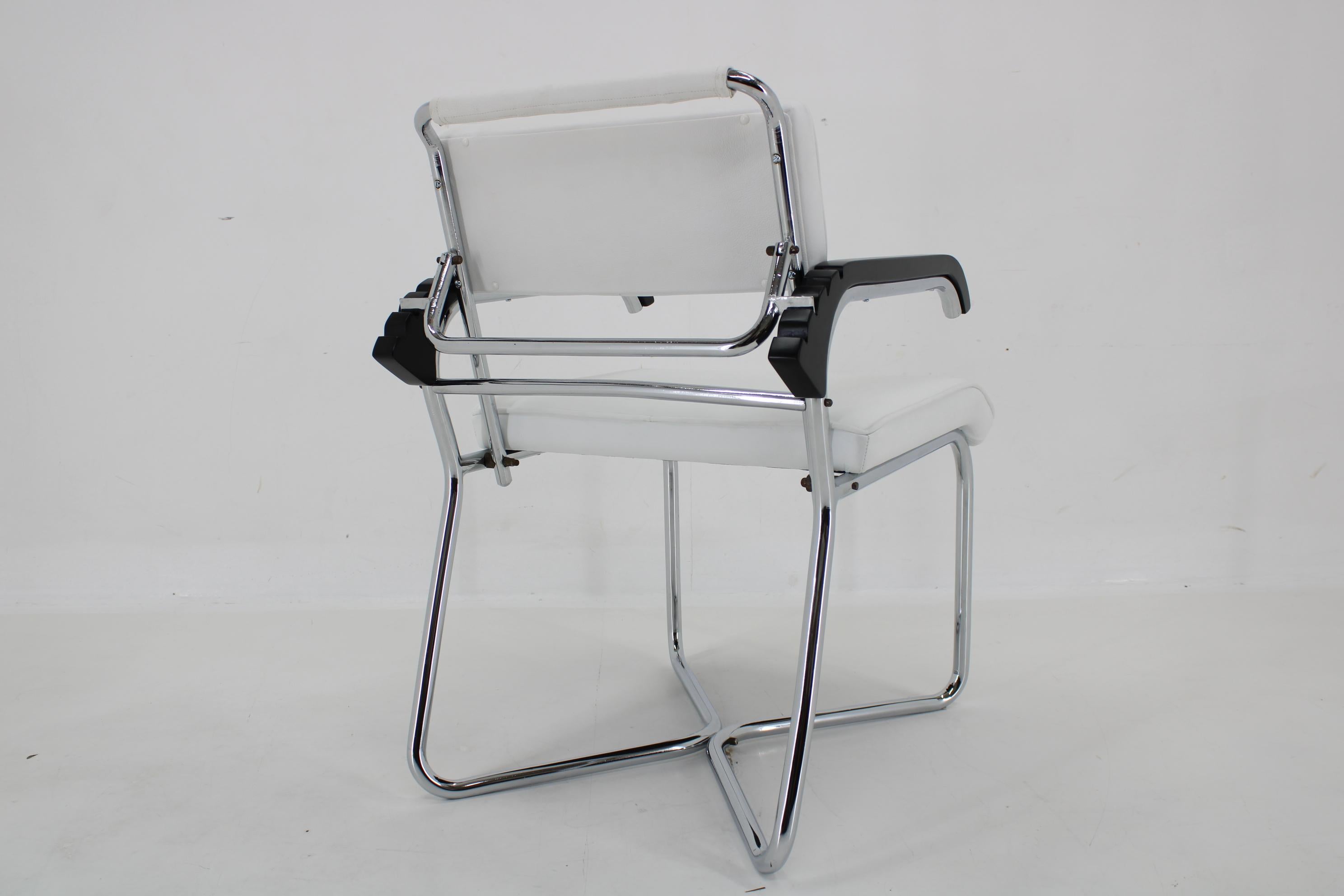 1940er Jahre Seltener restaurierter verchromter verstellbarer Bauhaus-Sessel in weißem Leder im Angebot 3