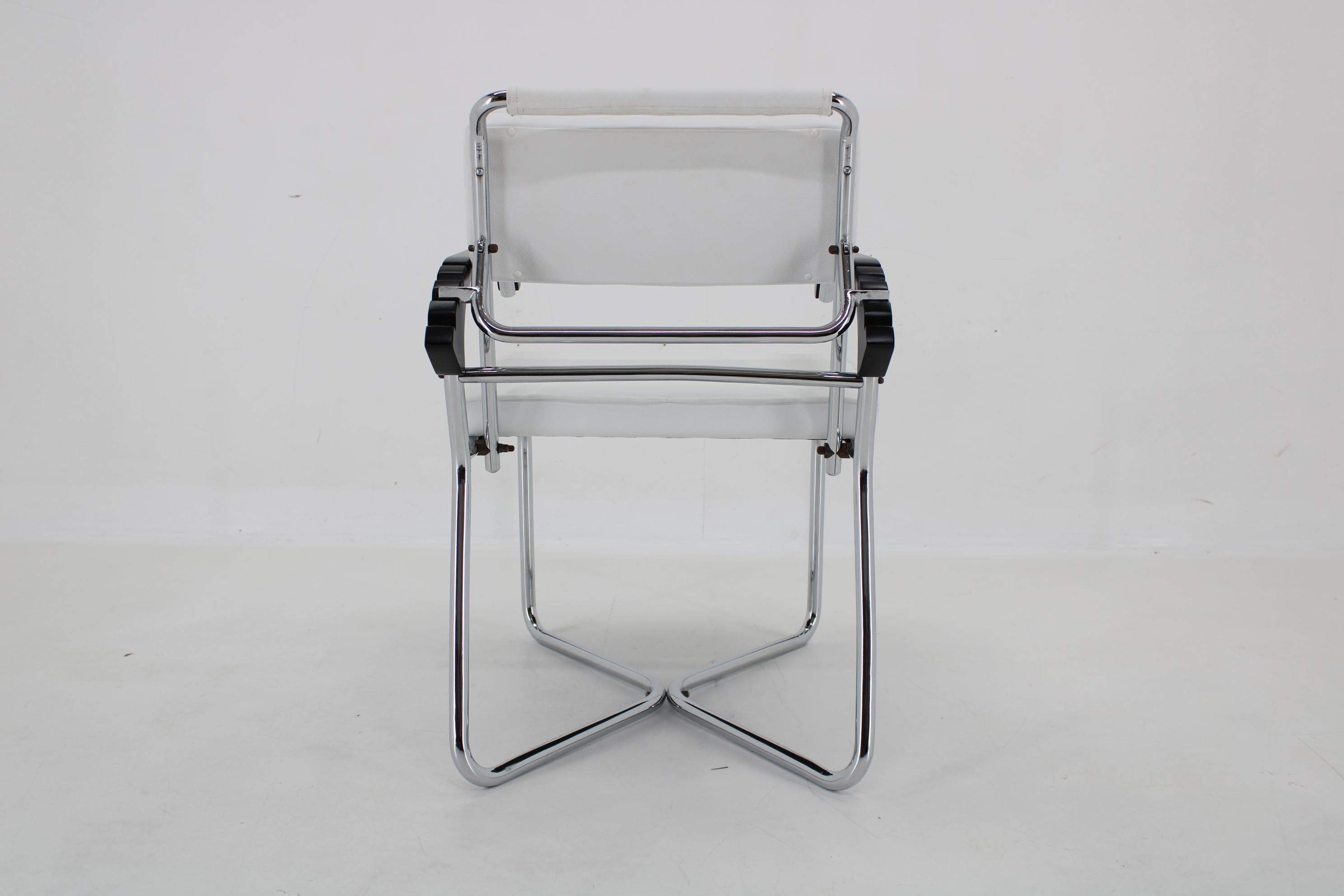 1940er Jahre Seltener restaurierter verchromter verstellbarer Bauhaus-Sessel in weißem Leder im Angebot 4