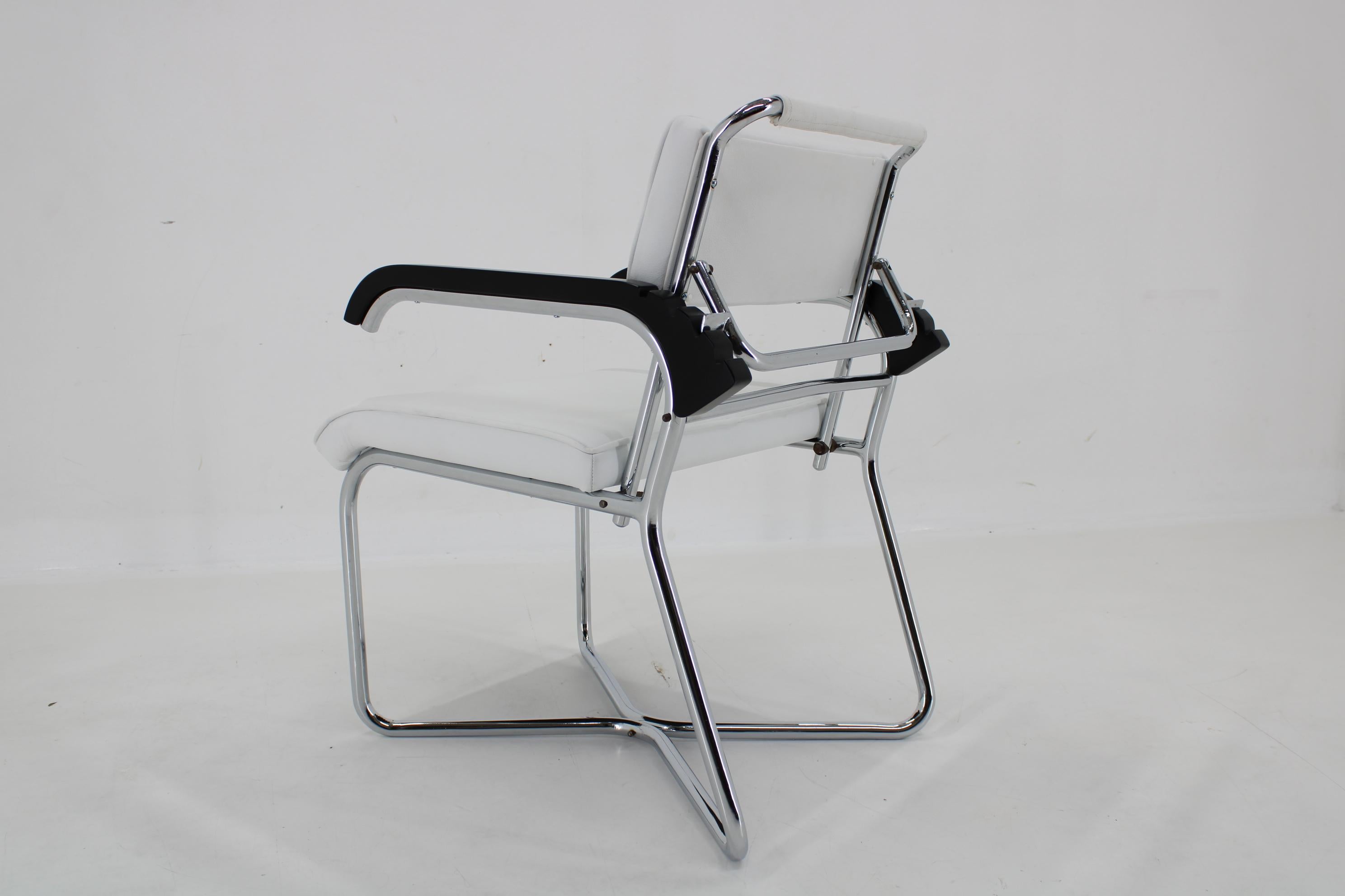 1940er Jahre Seltener restaurierter verchromter verstellbarer Bauhaus-Sessel in weißem Leder im Angebot 5
