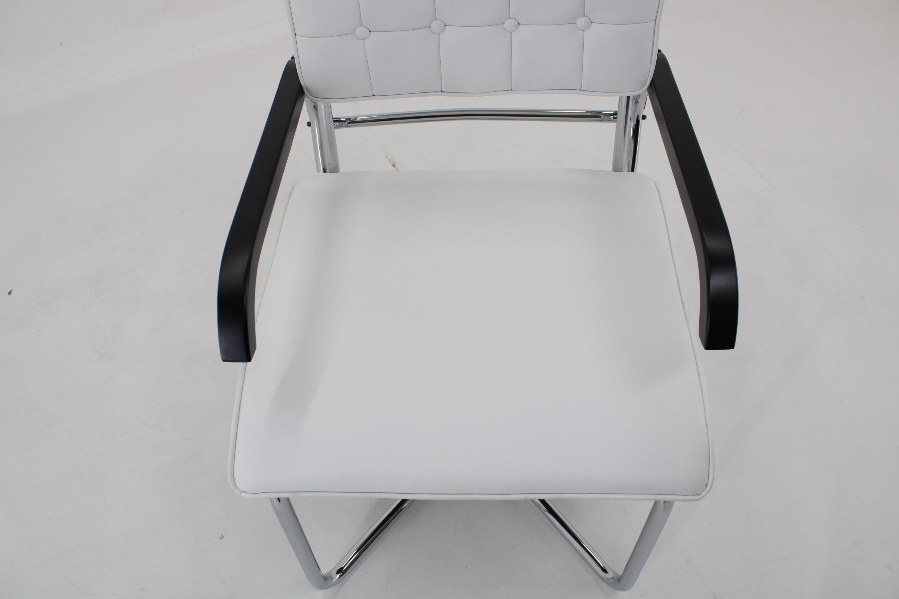 1940er Jahre Seltener restaurierter verchromter verstellbarer Bauhaus-Sessel in weißem Leder im Angebot 9
