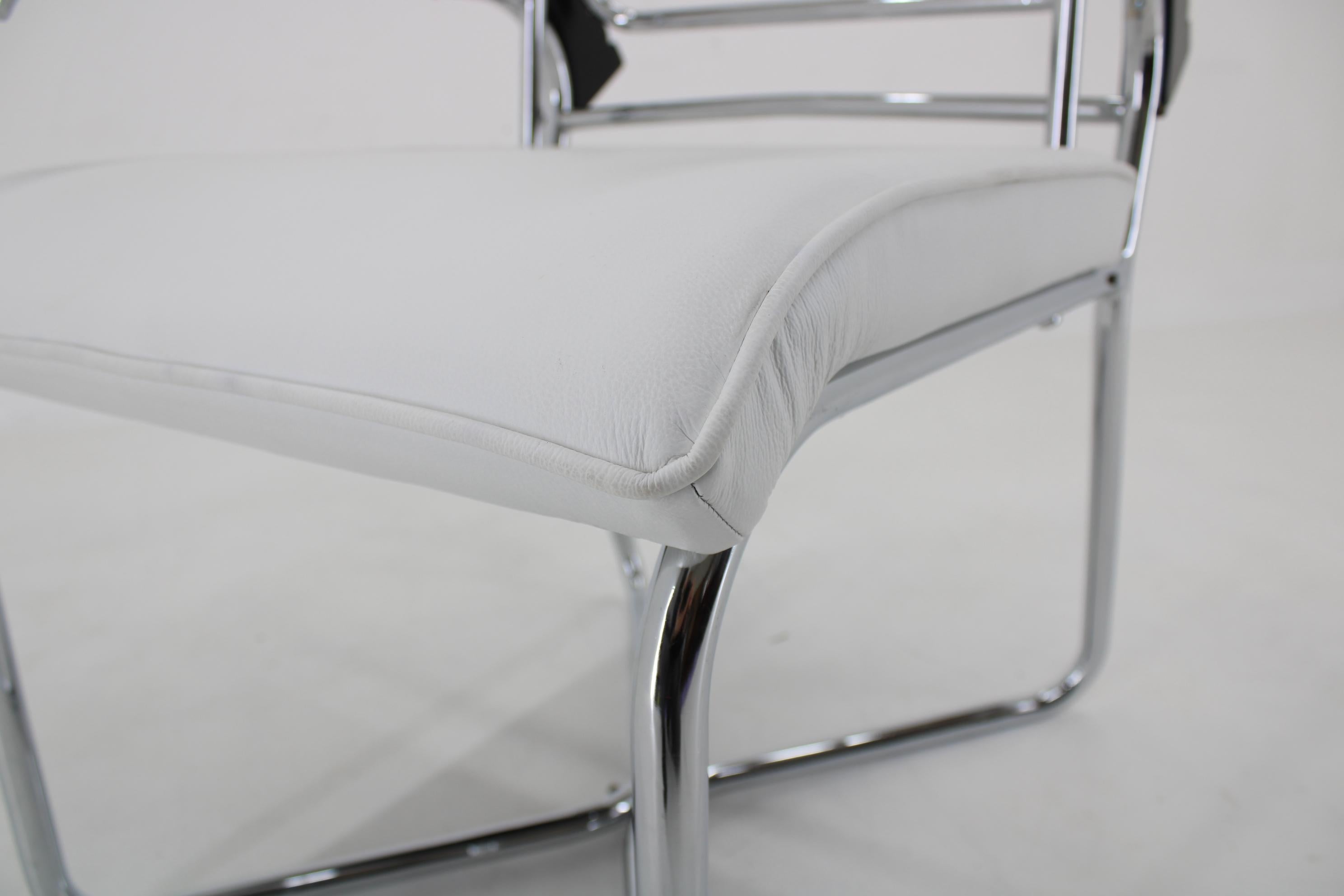 1940er Jahre Seltener restaurierter verchromter verstellbarer Bauhaus-Sessel in weißem Leder im Angebot 10