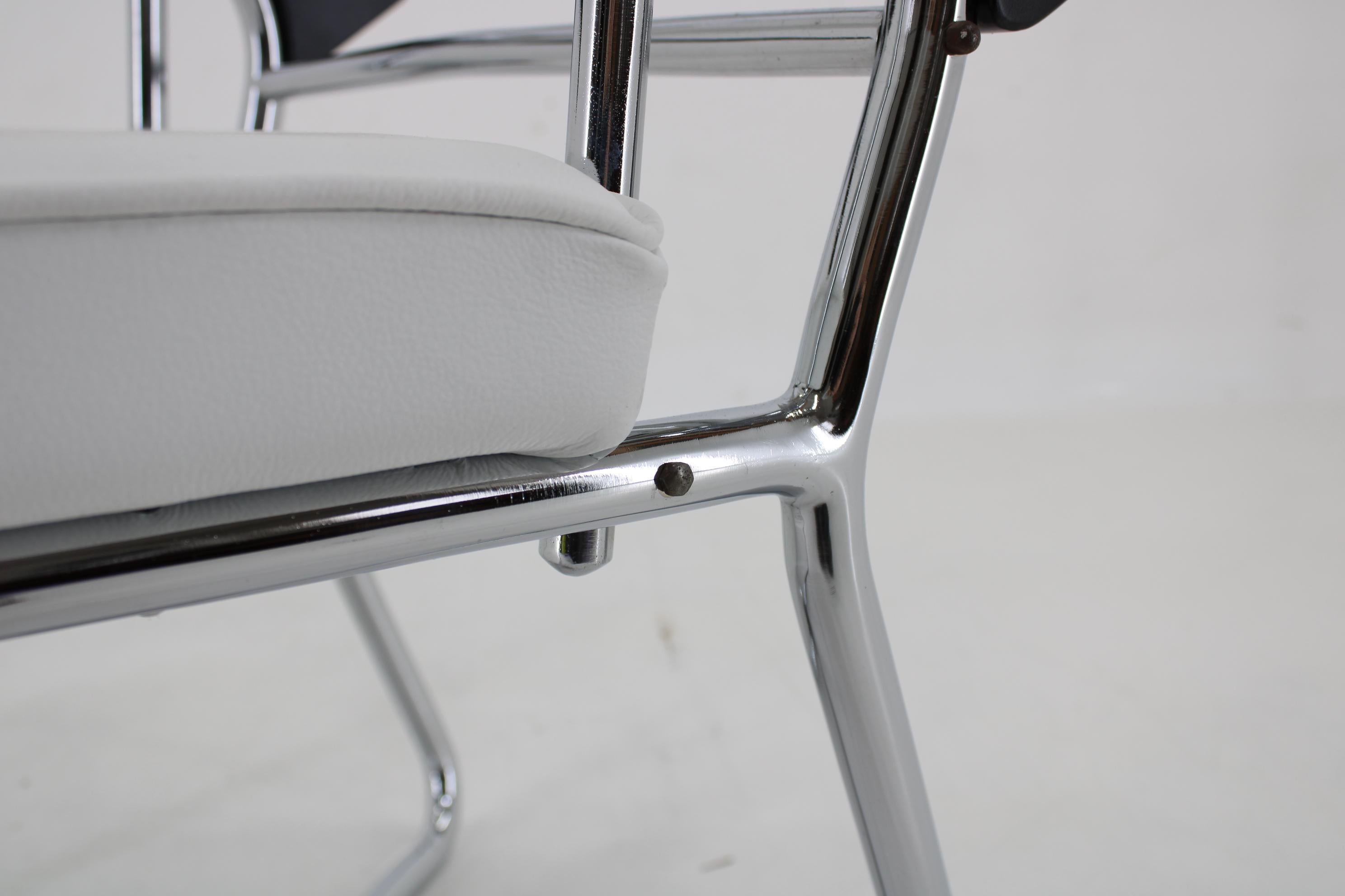 1940er Jahre Seltener restaurierter verchromter verstellbarer Bauhaus-Sessel in weißem Leder im Angebot 12