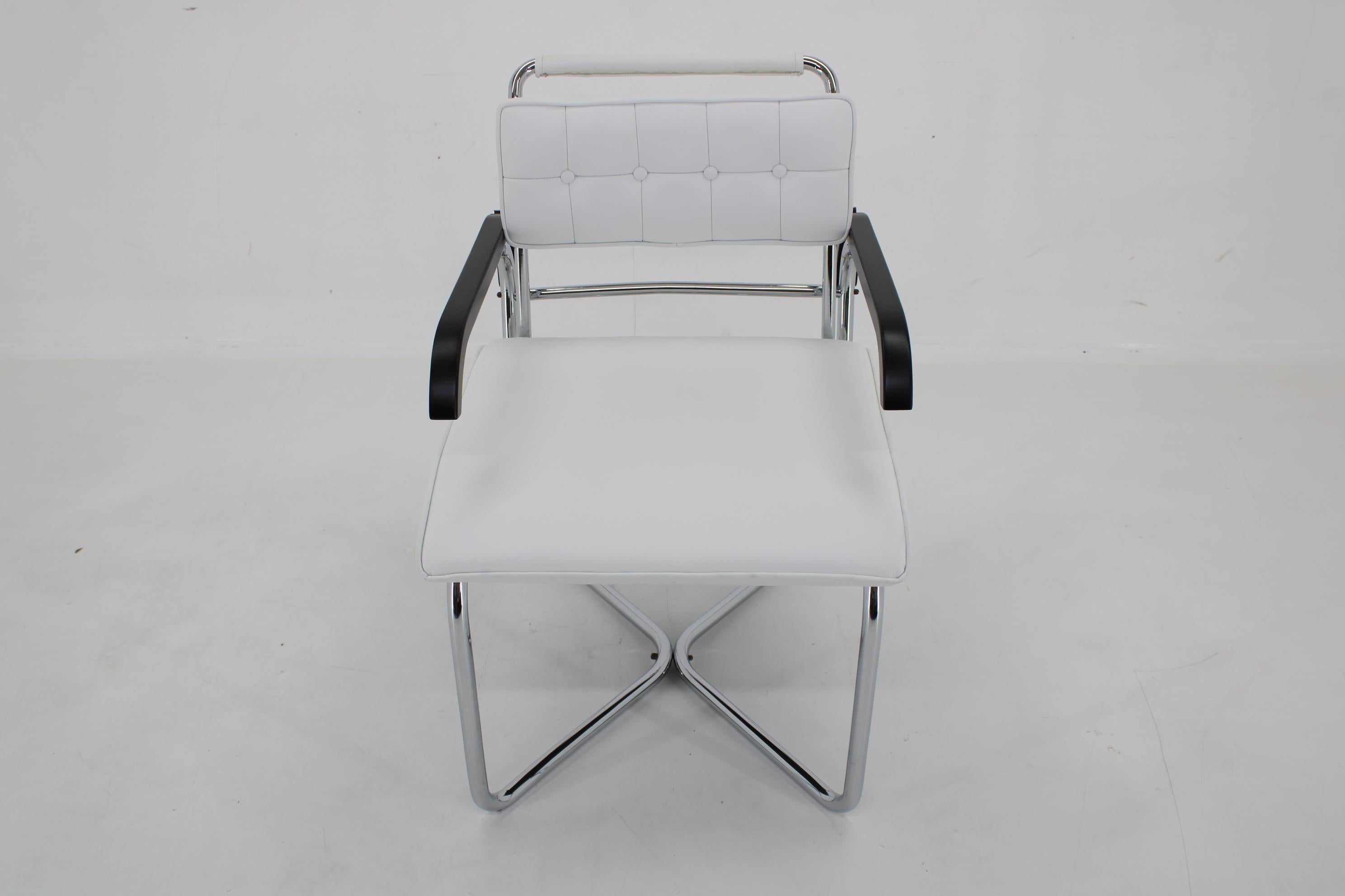 1940s Rare Restored Bauhaus Chrome Plated Adjustable Armchair in White Leather In Good Condition For Sale In Praha, CZ