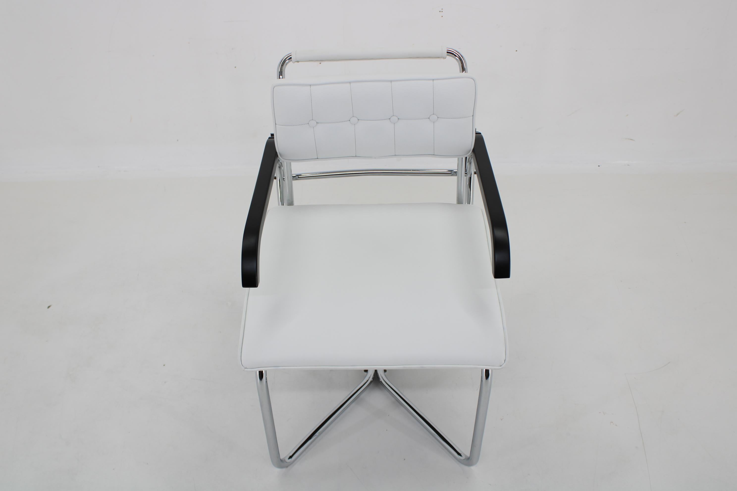1940er Jahre Seltener restaurierter verchromter verstellbarer Bauhaus-Sessel in weißem Leder (Tschechisch) im Angebot