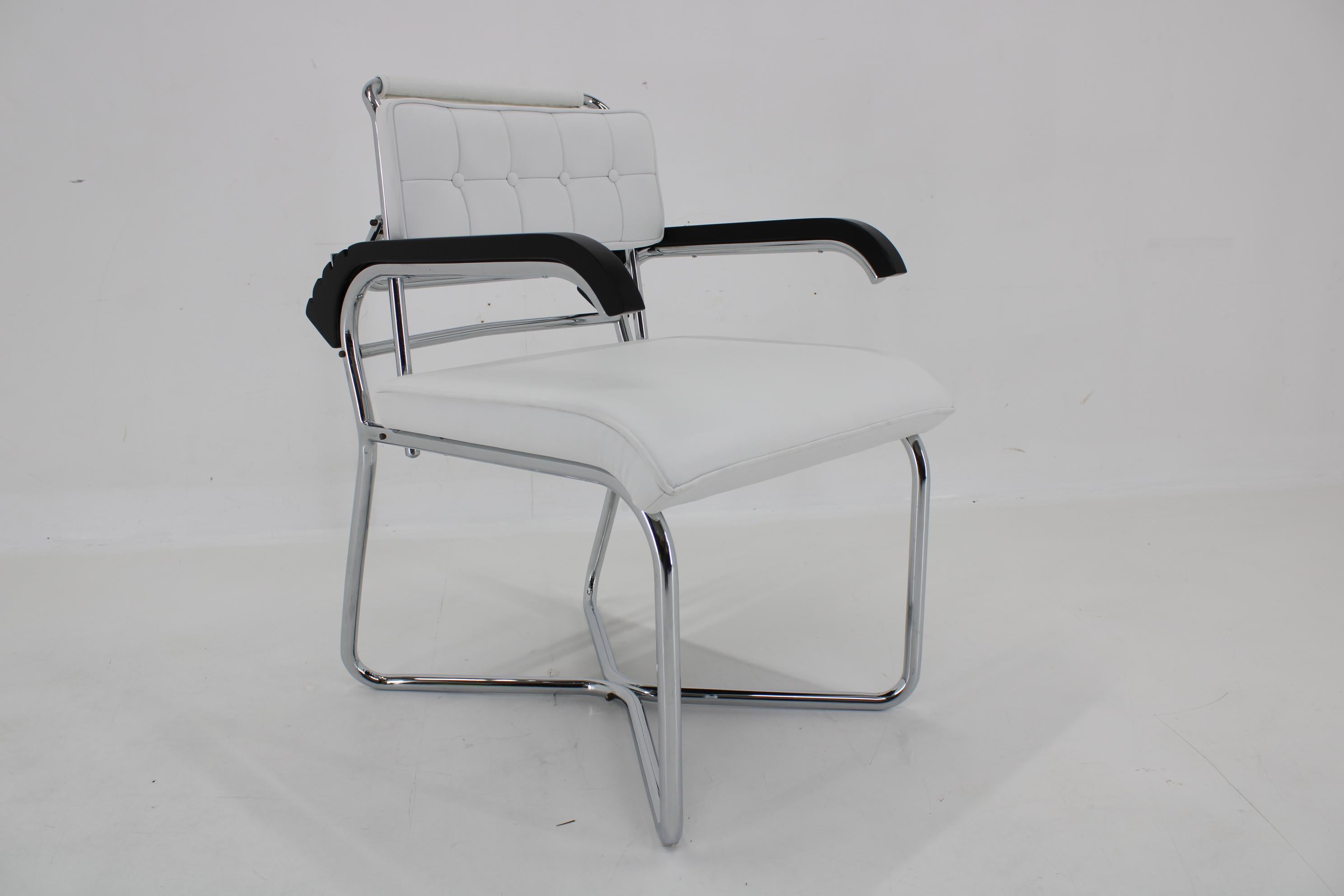 1940s Rare Restored Bauhaus Chrome Plated Adjustable Armchair in White Leather For Sale 1