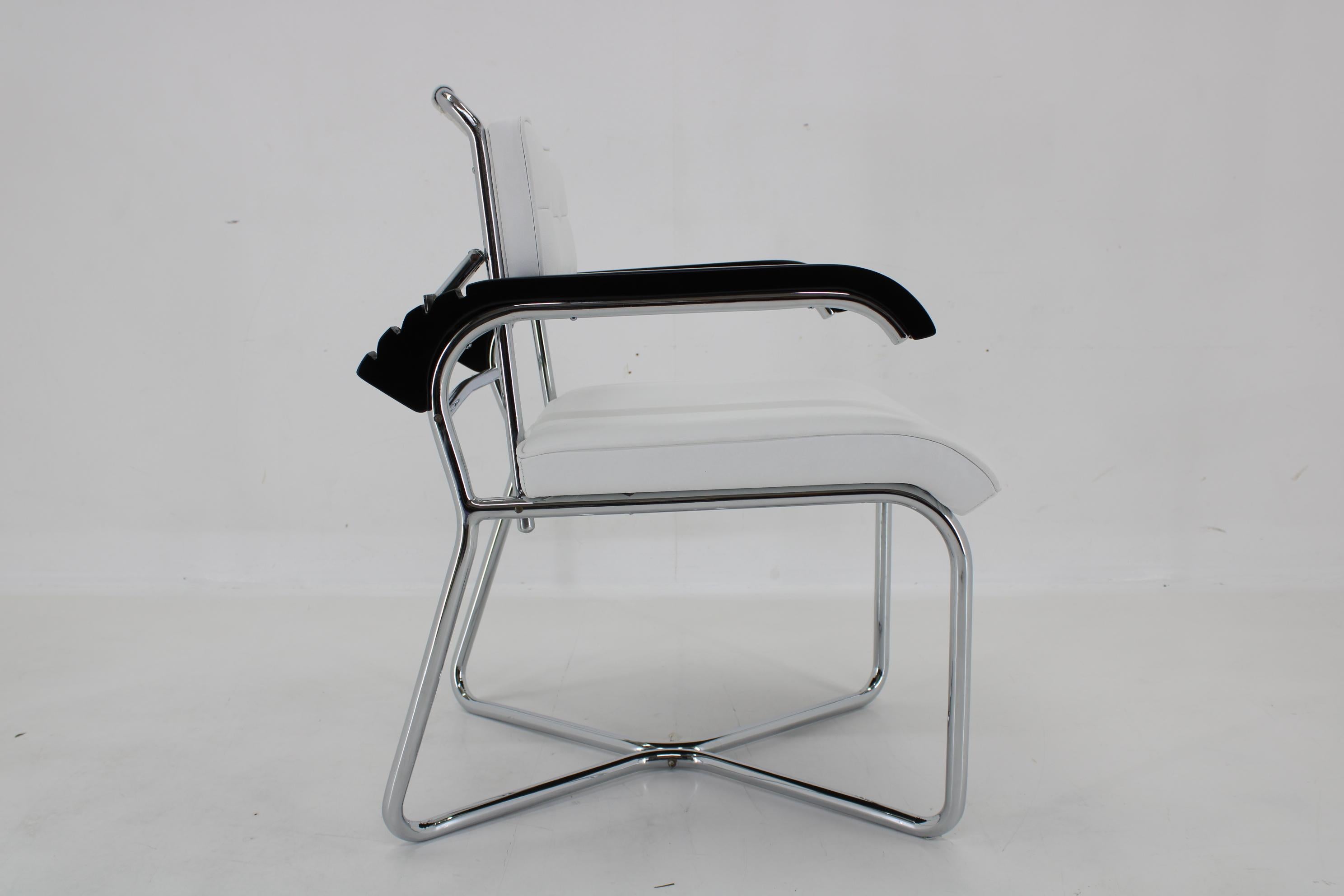1940s Rare Restored Bauhaus Chrome Plated Adjustable Armchair in White Leather For Sale 2