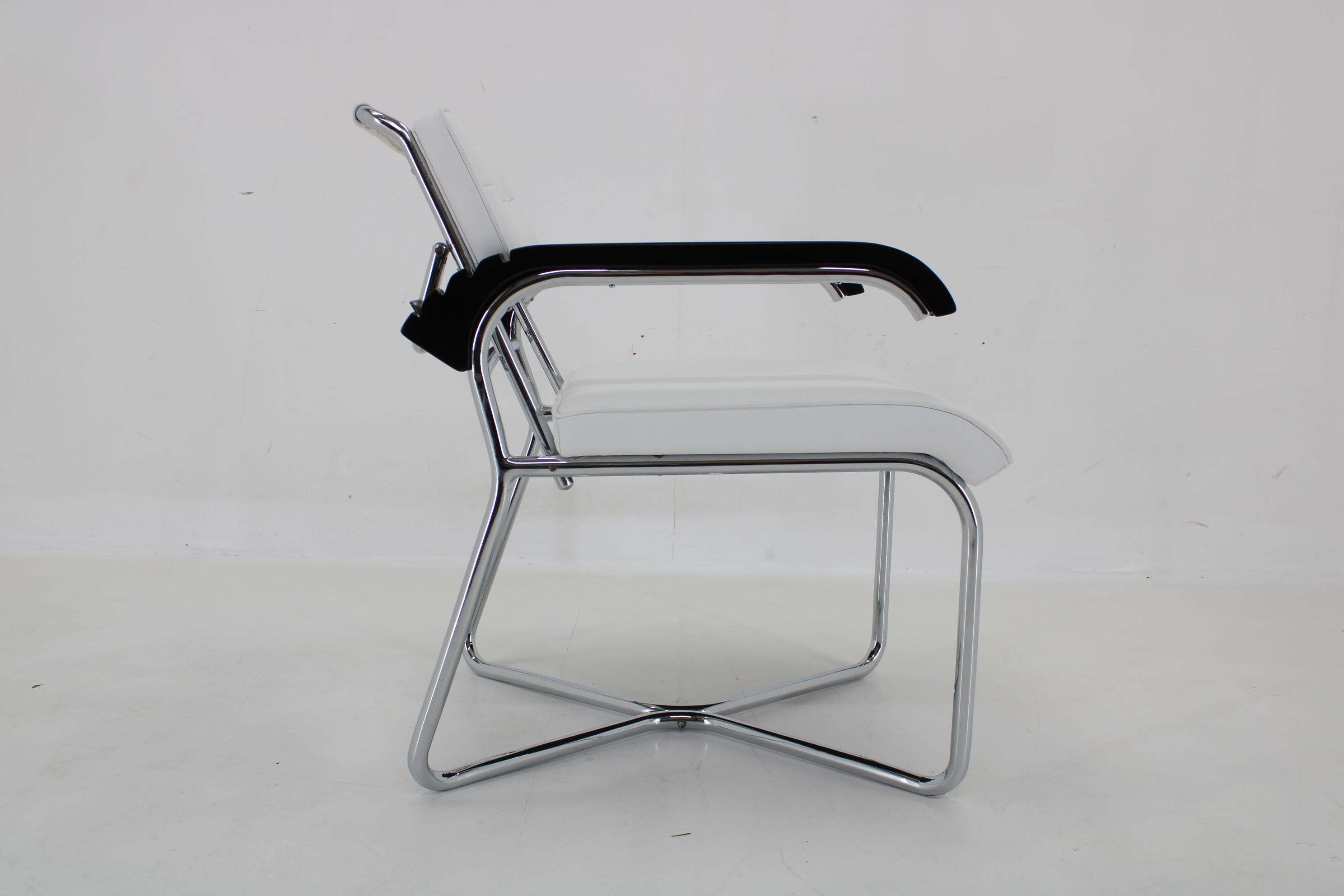 1940er Jahre Seltener restaurierter verchromter verstellbarer Bauhaus-Sessel in weißem Leder im Angebot 1