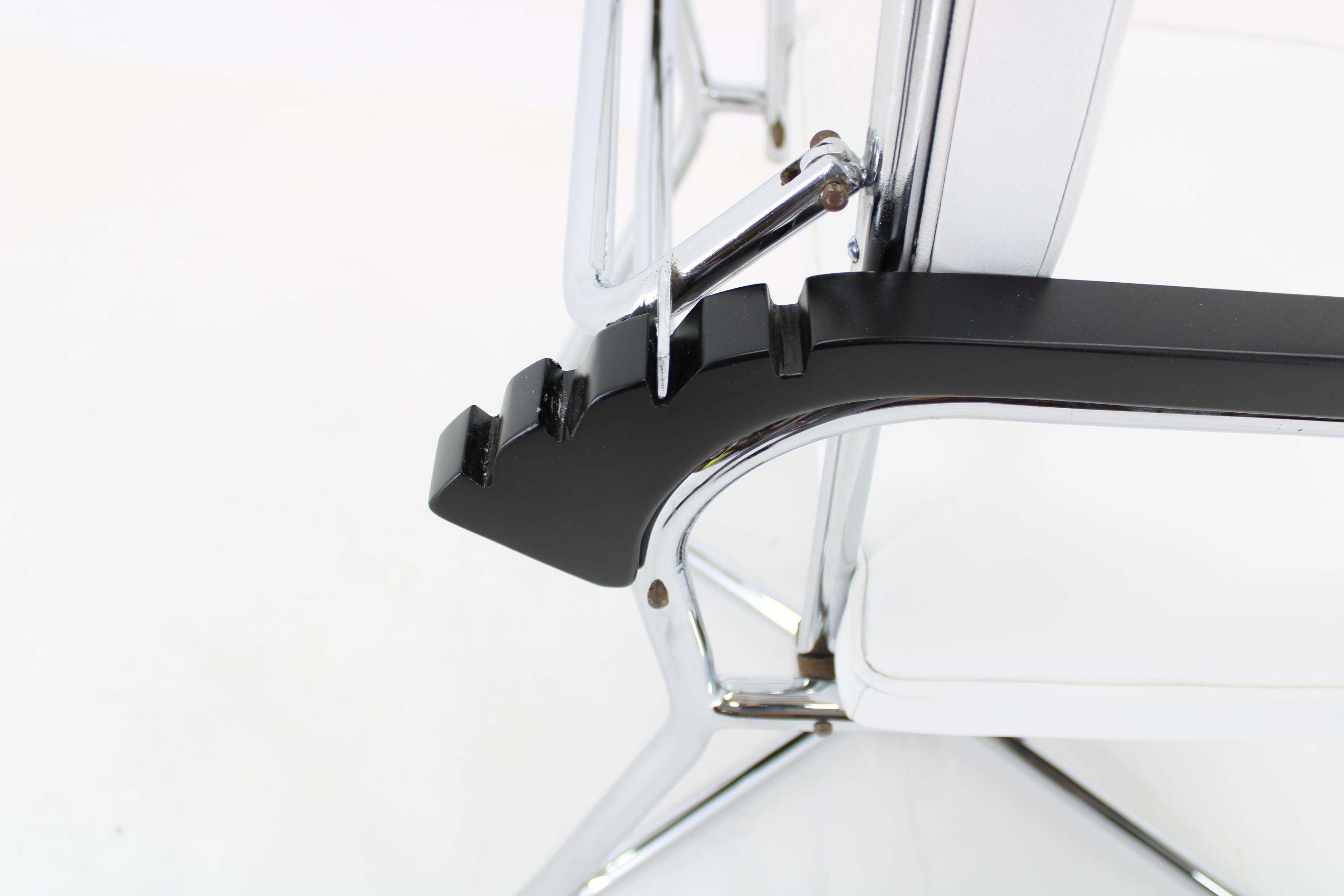 1940er Jahre Seltener restaurierter verchromter verstellbarer Bauhaus-Sessel in weißem Leder im Angebot 2