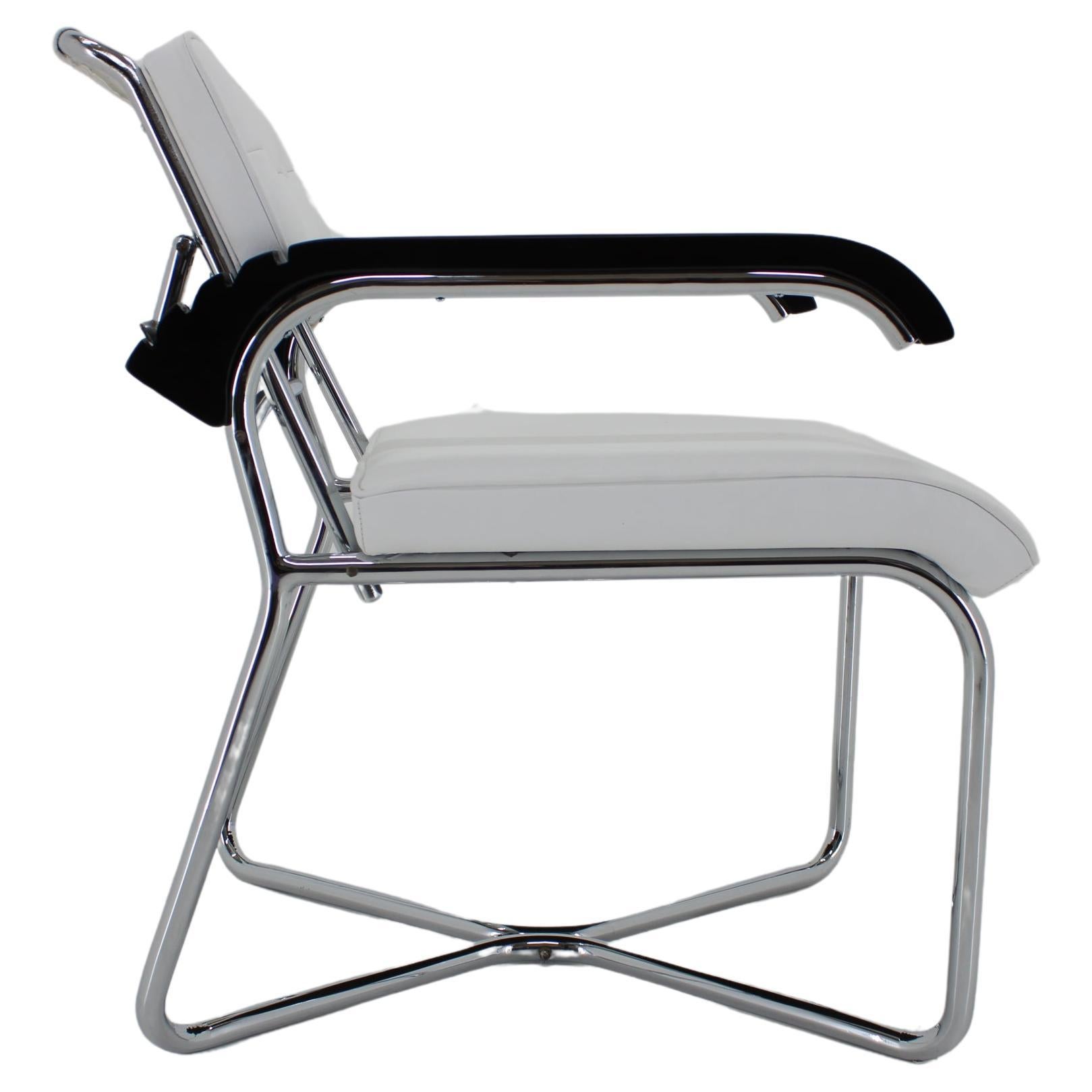 1940s Rare Restored Bauhaus Chrome Plated Adjustable Armchair in White Leather For Sale