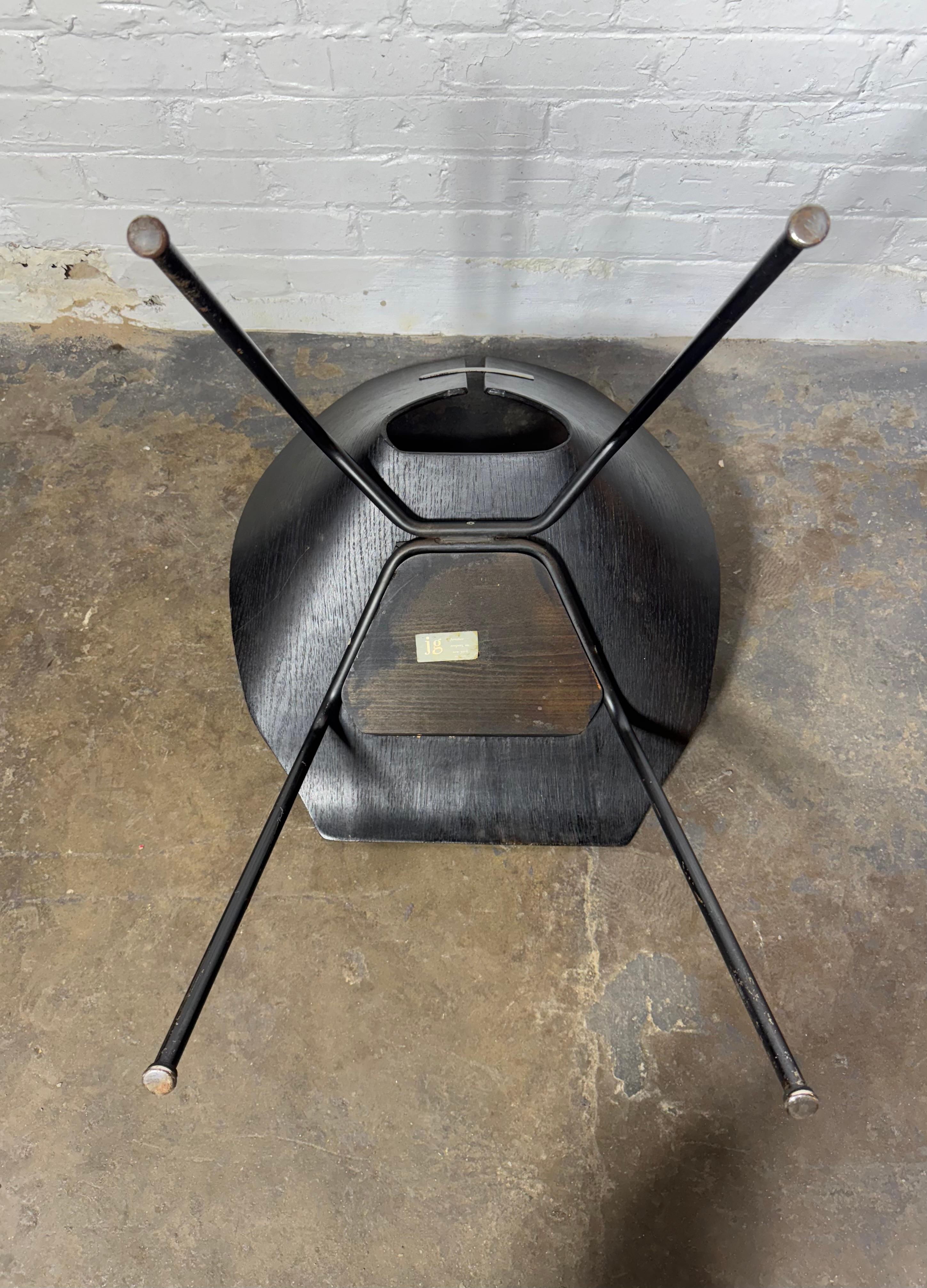 Década de 1940 Ray Komai para G. J. Silla de madera contrachapada de nogal curvada Furniture Company en venta 2