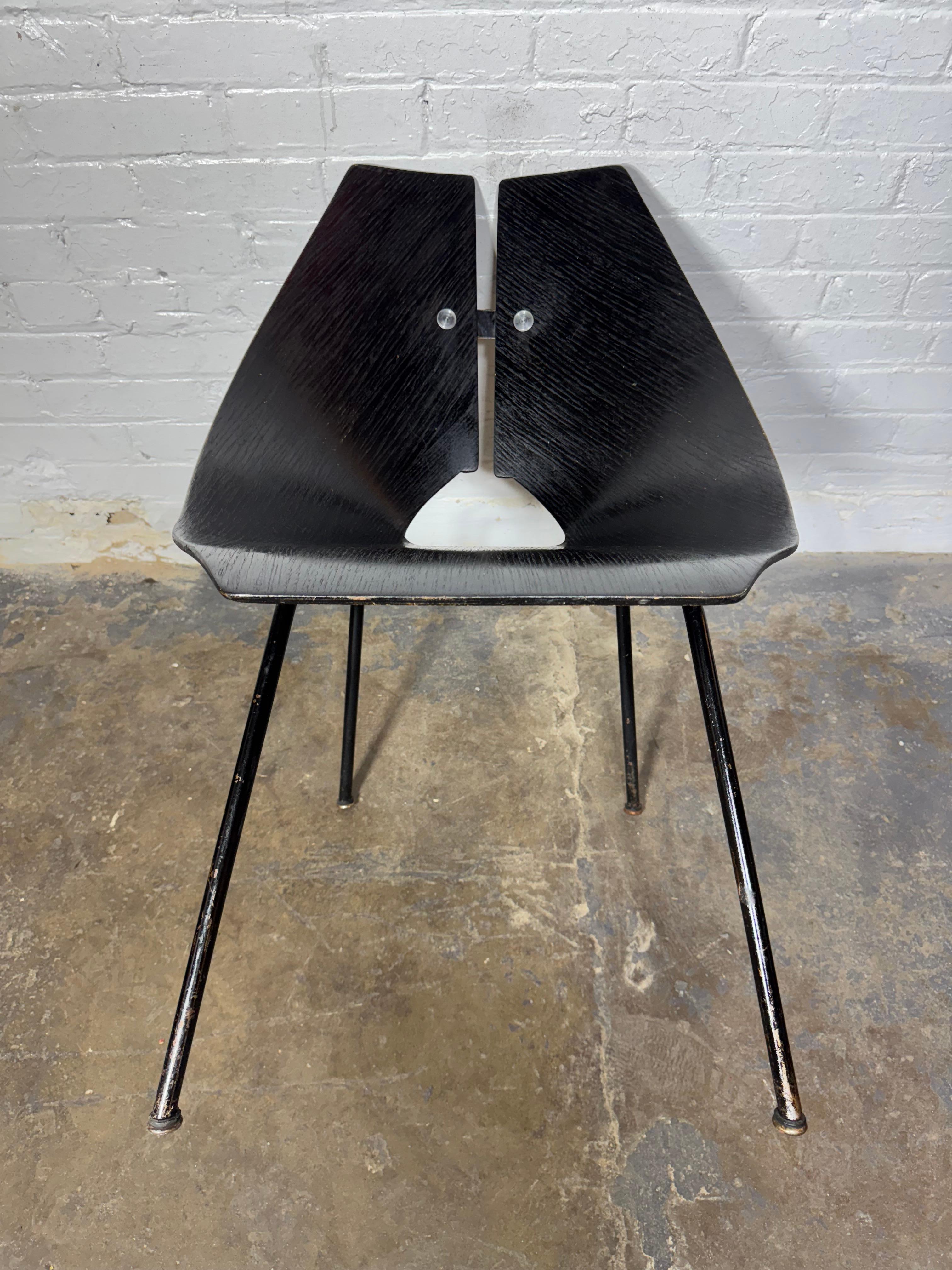Creada a partir de una sola pieza de madera contrachapada moldeada, esta silla auxiliar diseñada por Ray Komai para J.G. Muebles en 1949. Tras su internamiento en Manzanar, Komai se fue a Brooklyn y creó una exitosa empresa de diseño que trabajaba