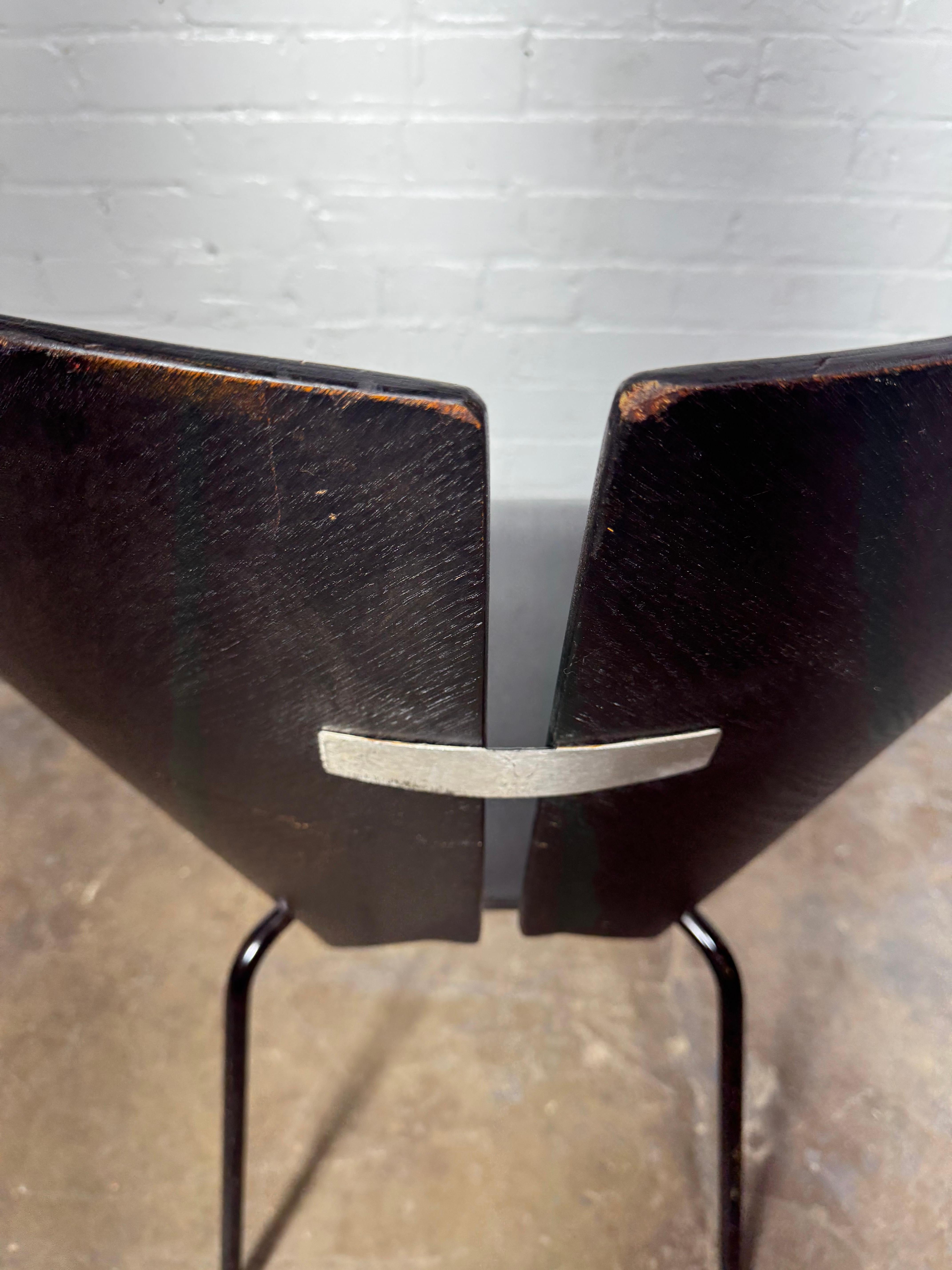 Década de 1940 Ray Komai para G. J. Silla de madera contrachapada de nogal curvada Furniture Company Estadounidense en venta
