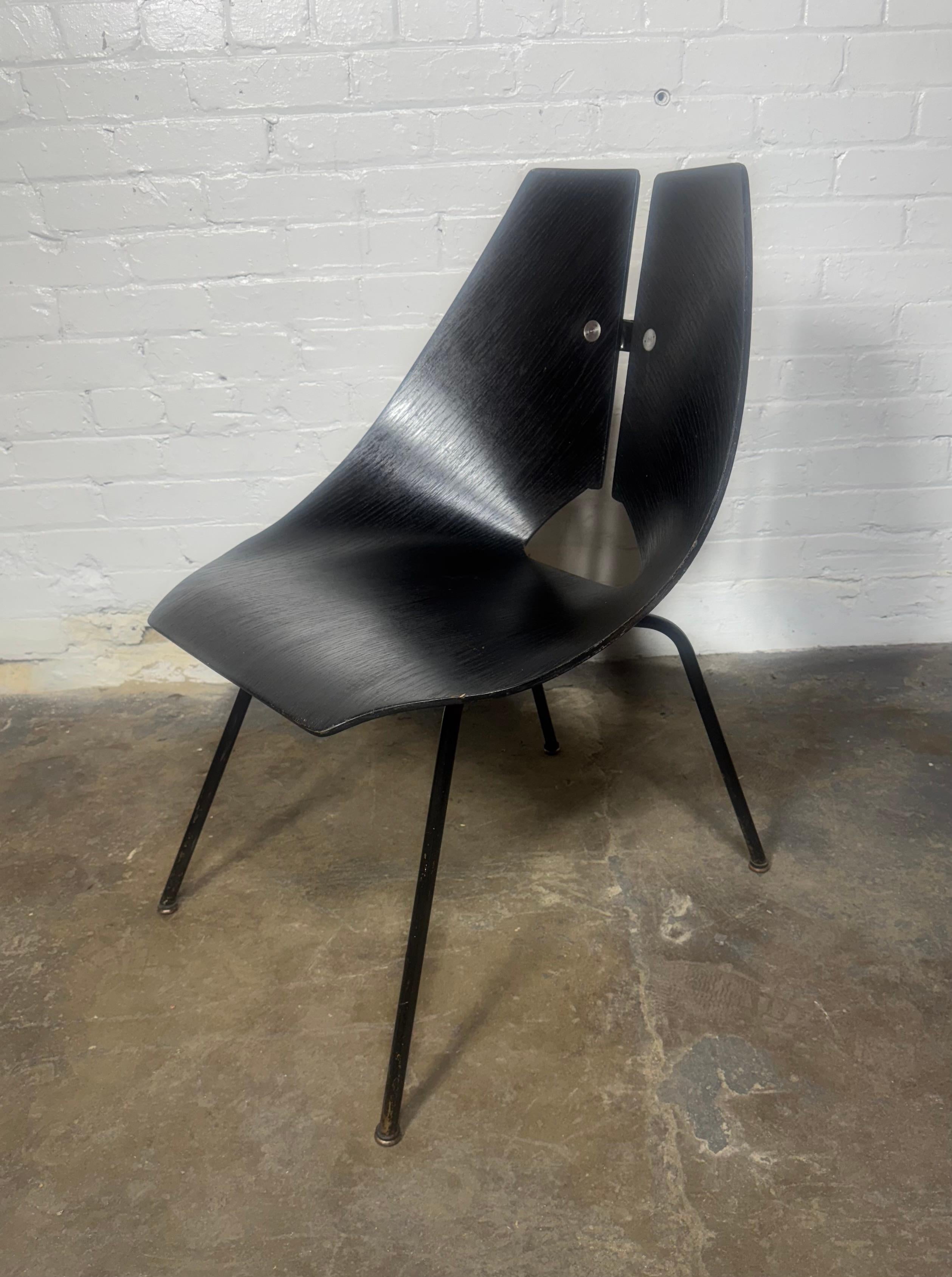 Década de 1940 Ray Komai para G. J. Silla de madera contrachapada de nogal curvada Furniture Company Pintado en venta