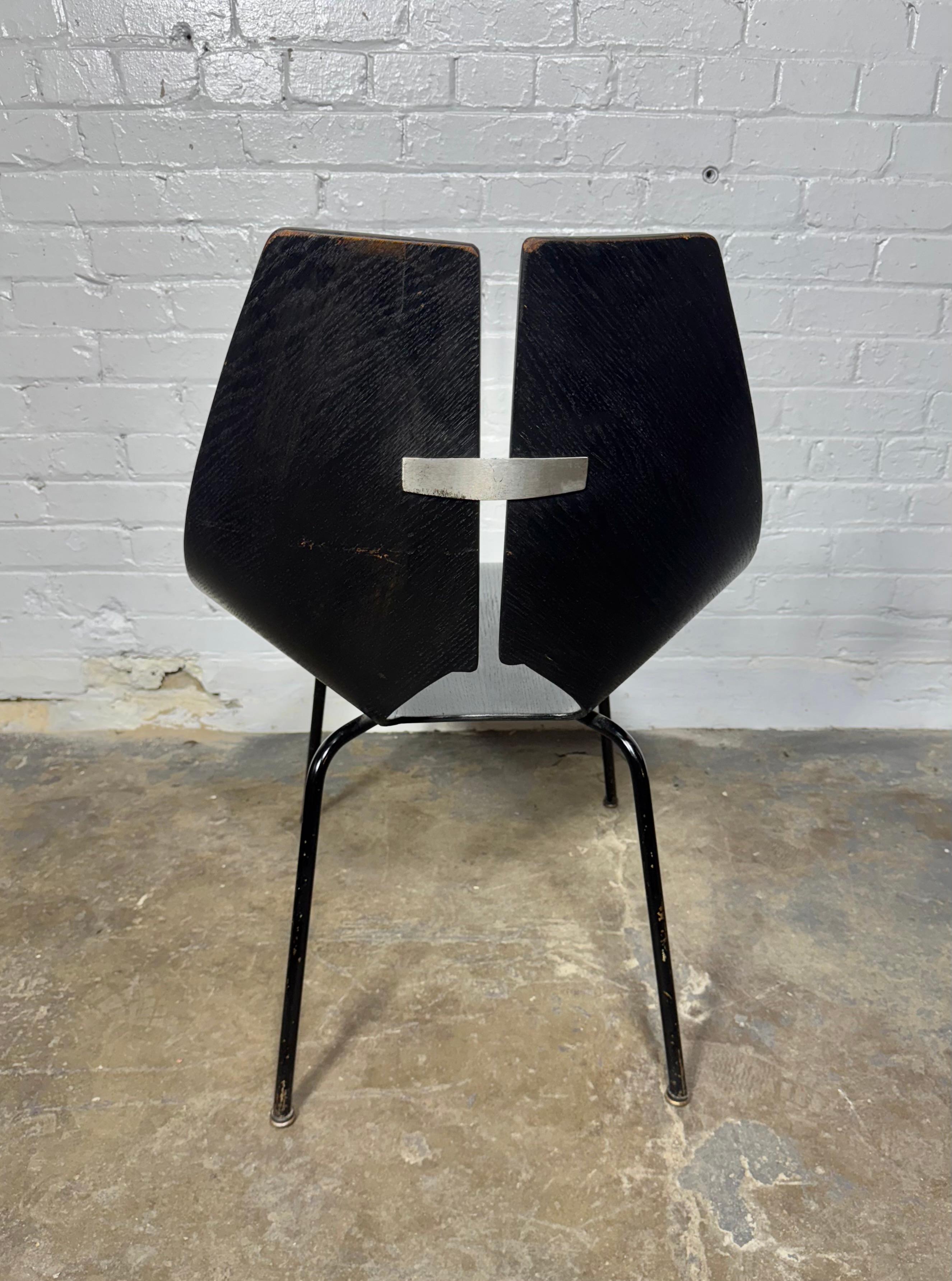 Década de 1940 Ray Komai para G. J. Silla de madera contrachapada de nogal curvada Furniture Company en Bueno estado para la venta en Buffalo, NY