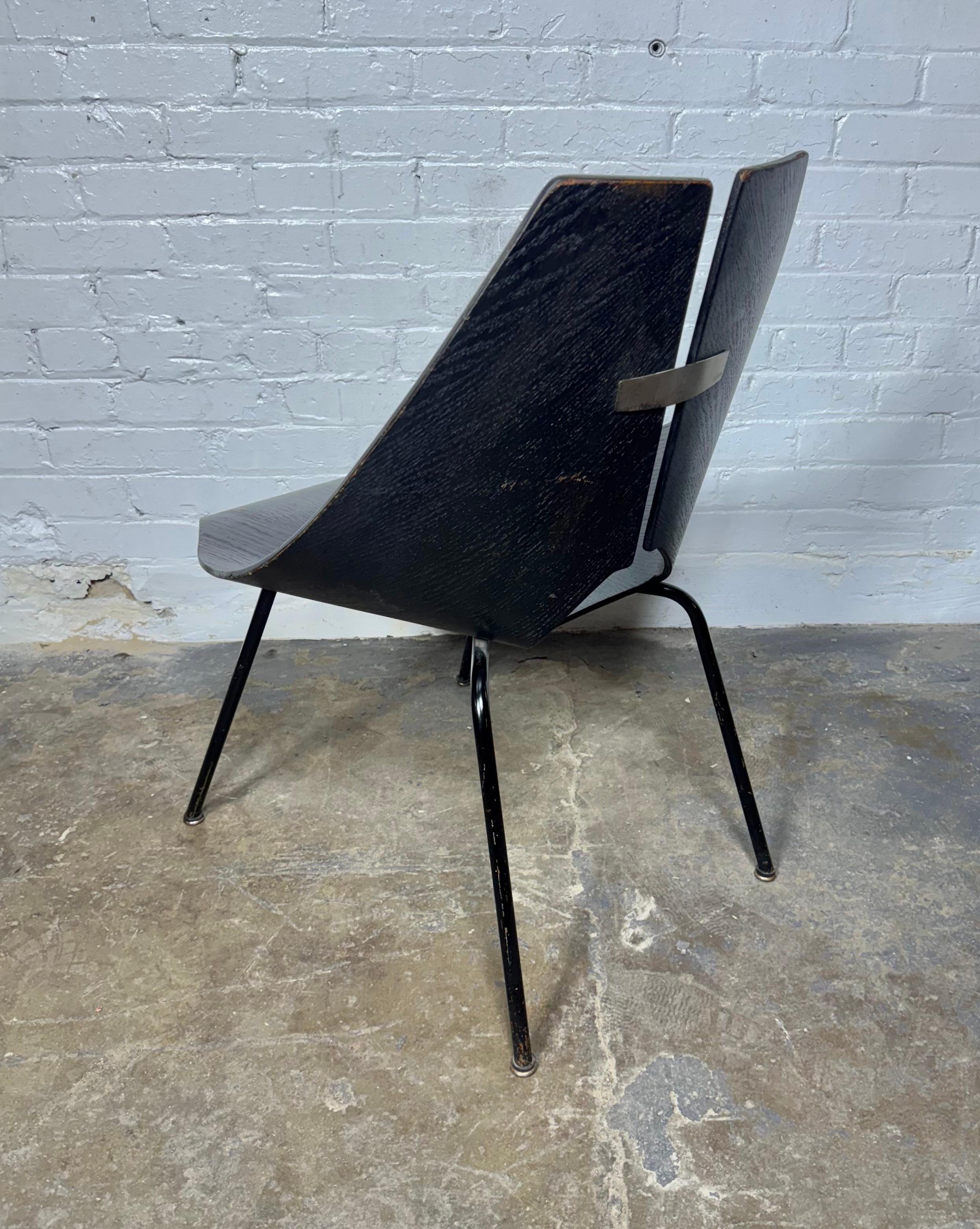 Década de 1940 Ray Komai para G. J. Silla de madera contrachapada de nogal curvada Furniture Company mediados del siglo XX en venta