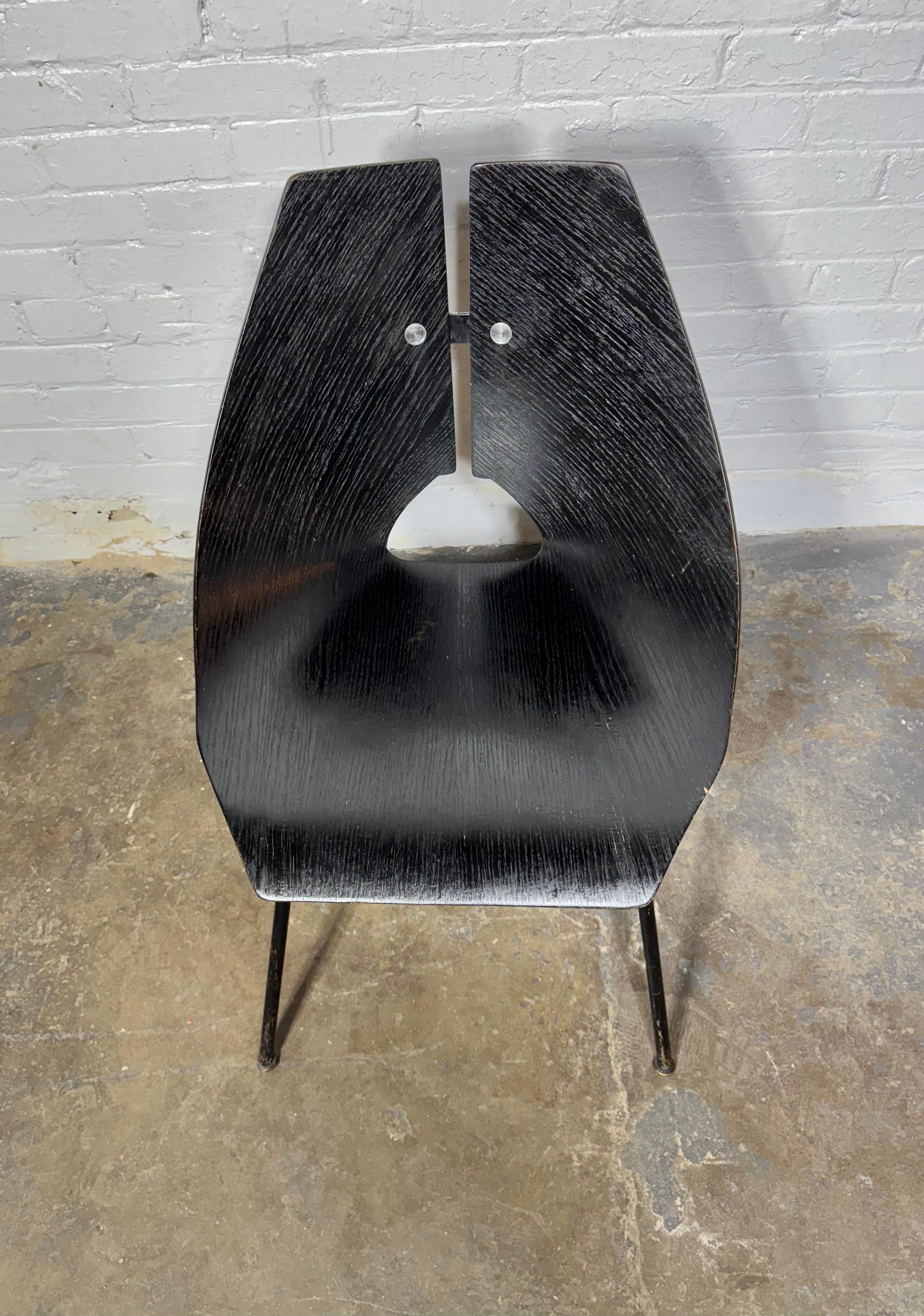 Década de 1940 Ray Komai para G. J. Silla de madera contrachapada de nogal curvada Furniture Company Aluminio en venta