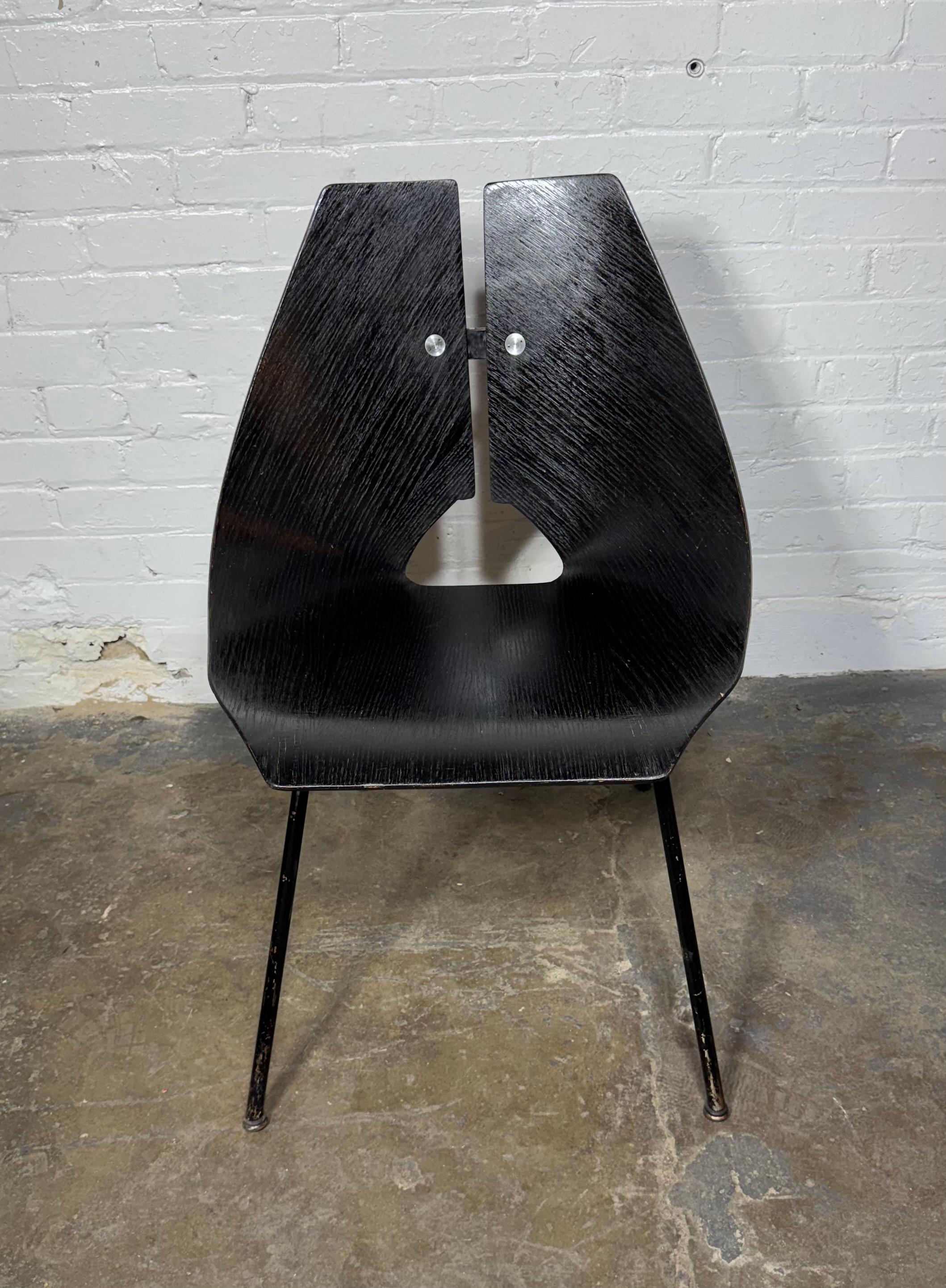 Década de 1940 Ray Komai para G. J. Silla de madera contrachapada de nogal curvada Furniture Company en venta 1