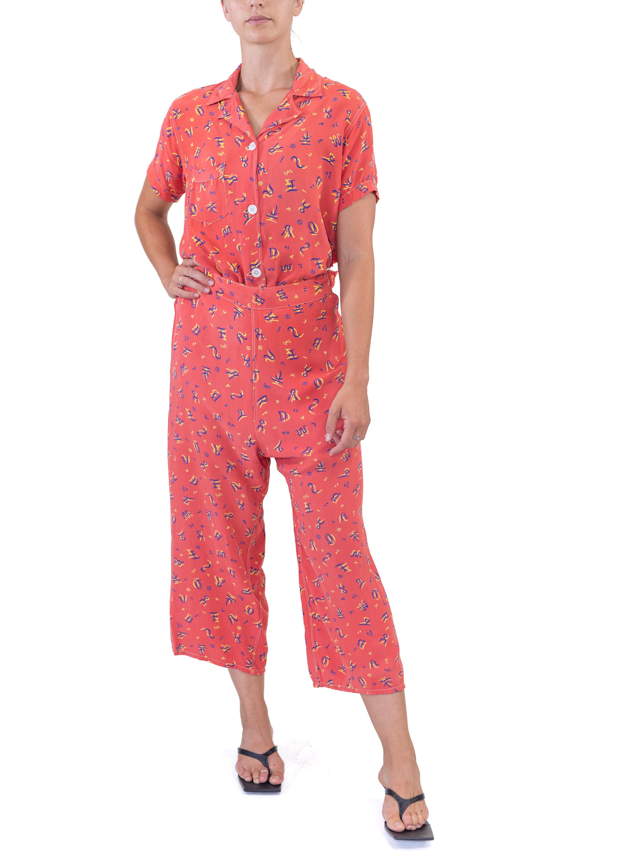 1940er Jahre Rot Cold Rayon Western Cattle Brand Cowboy Neuheit Druck Pyjamas Damen im Angebot