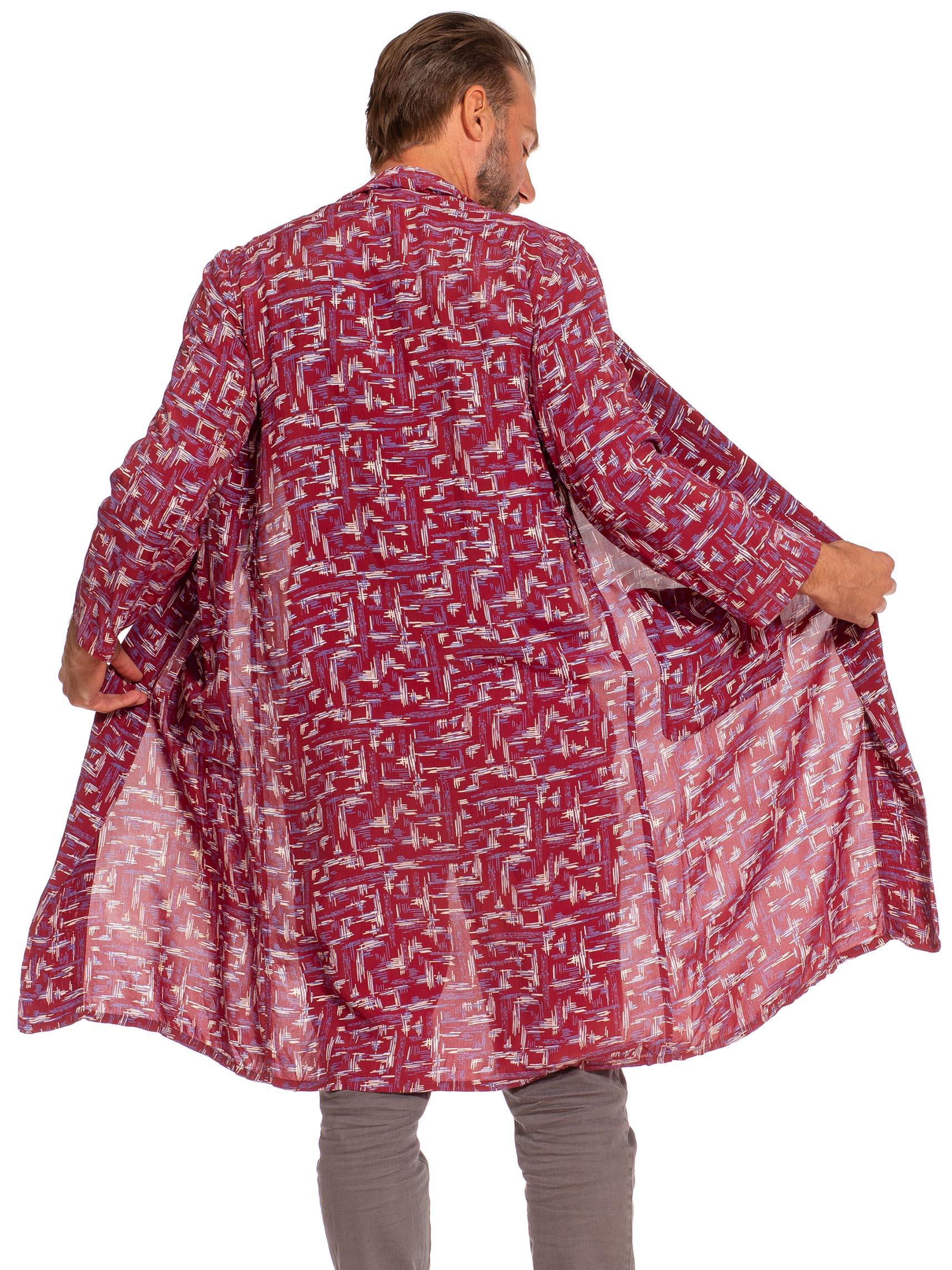 1940'S Red & Purple Rayon Atomic Print Robe In Excellent Condition For Sale In New York, NY