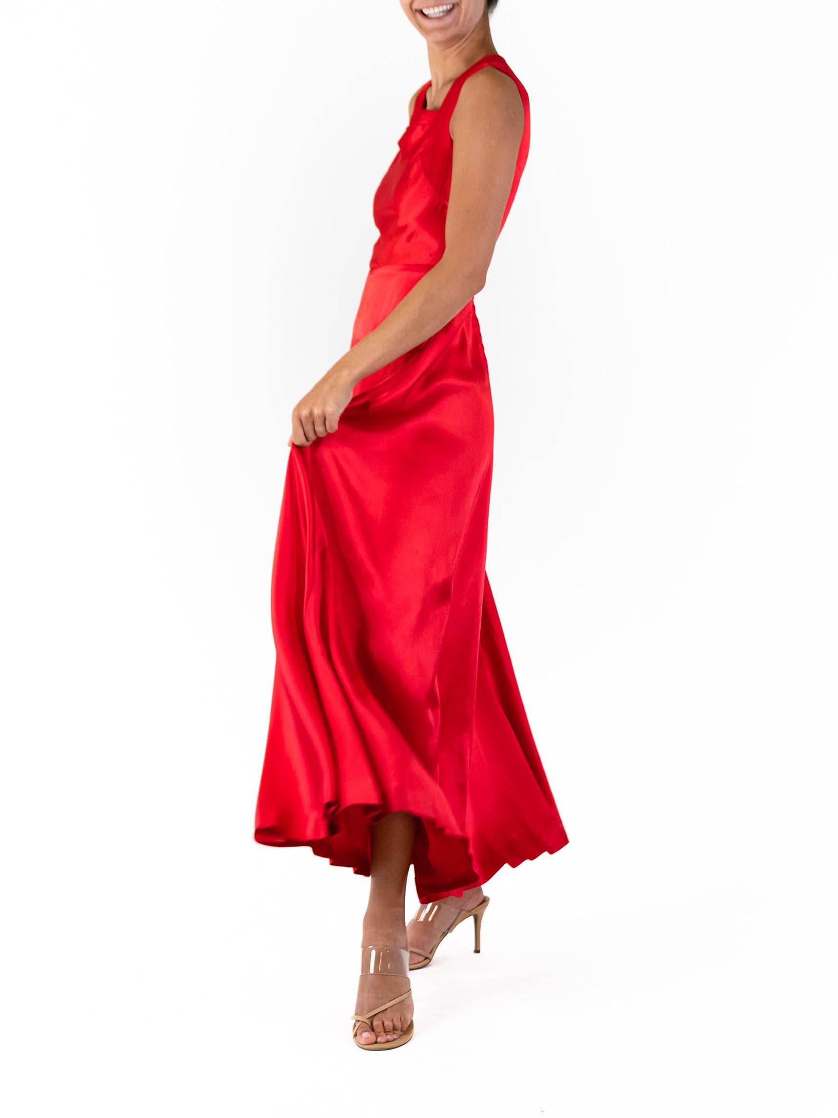 1940S Red Rayon Blend Crepe Back Satin Classic Hollywood Gown In Excellent Condition For Sale In New York, NY