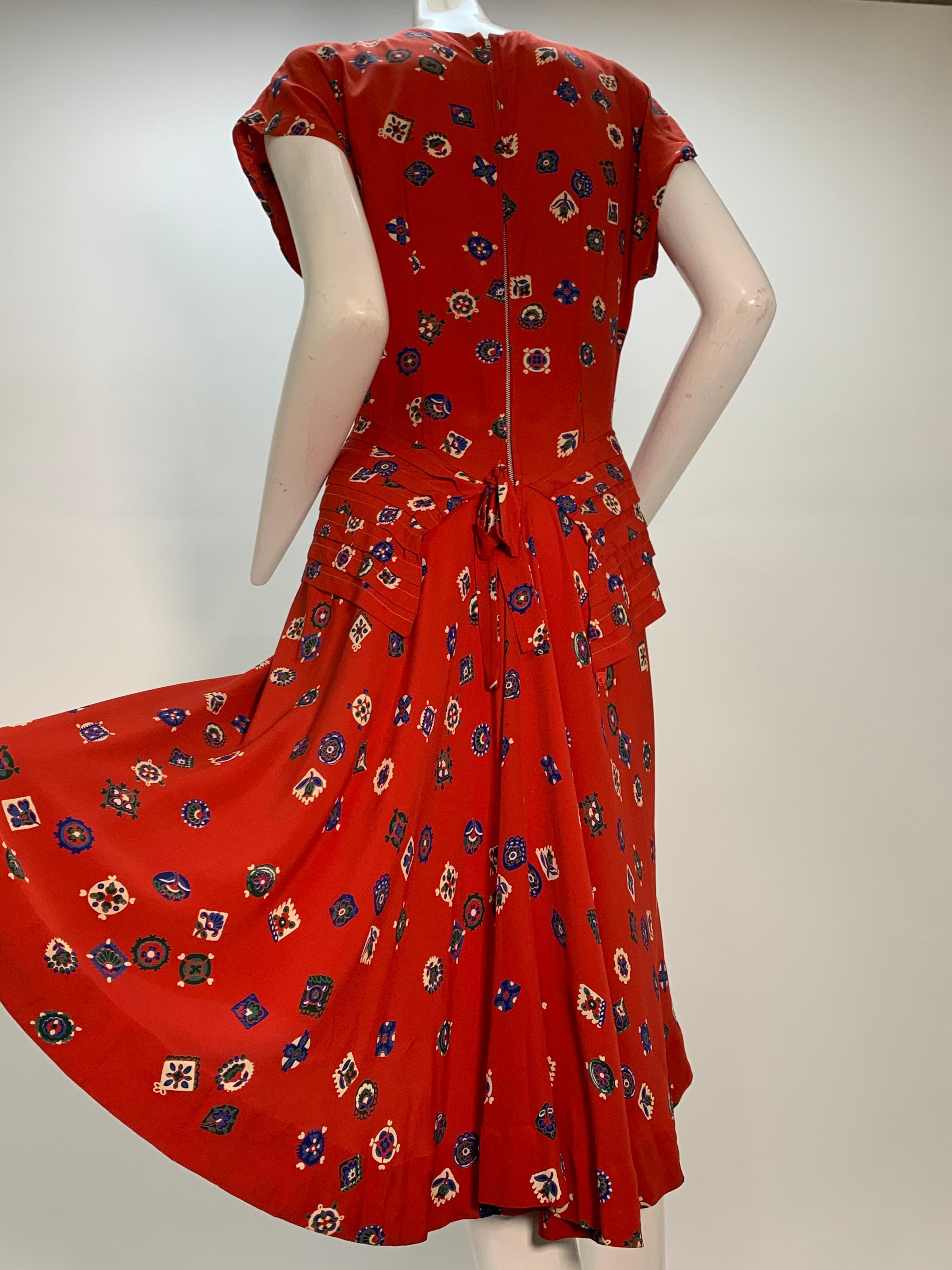 1940s Red Rayon Print Crepe Swing Dress With Pleated Peplum and Shoulders For Sale 5