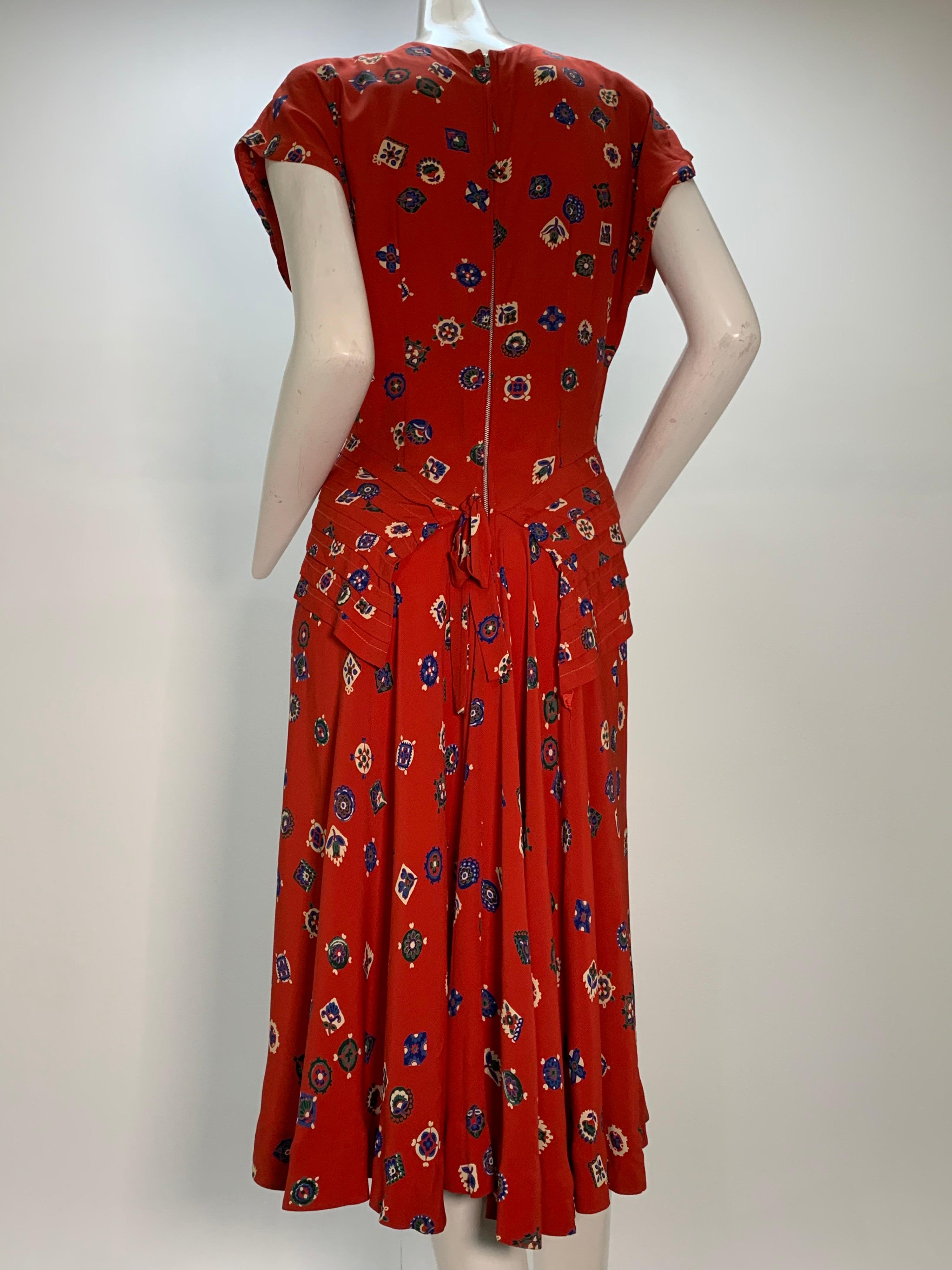 1940s Red Rayon Print Crepe Swing Dress With Pleated Peplum and Shoulders For Sale 2