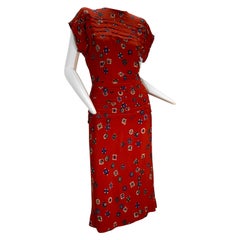 Rotes Krepp-Swing-Kleid mit Schößchen und Schultern aus den 1940er Jahren und Rayon-Druck