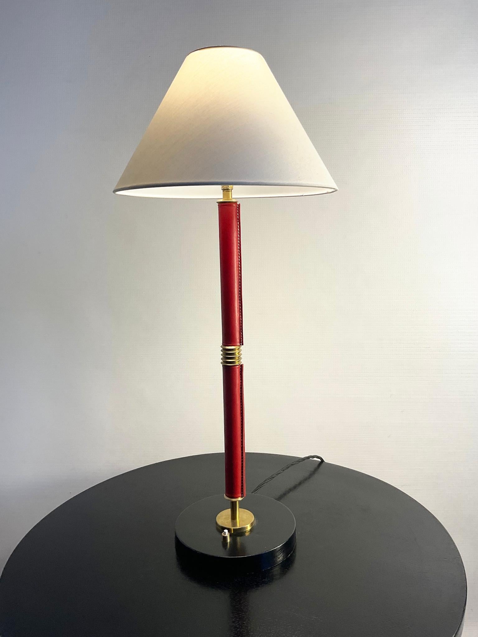 Lampada da tavolo degli anni '40 nello stile di Jacques Adnet in pelle rossa cucita a sella in vendita 2