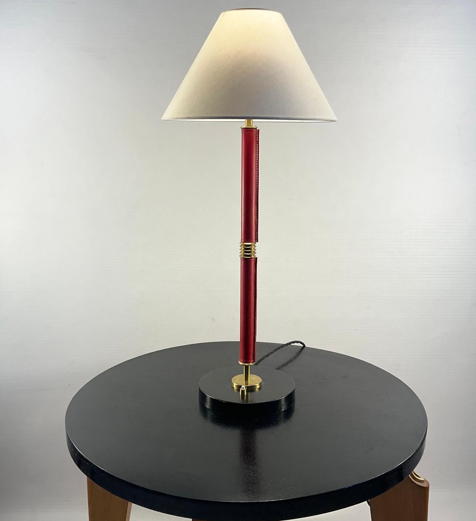Lampada da tavolo degli anni '40 nello stile di Jacques Adnet in pelle rossa cucita a sella in vendita 3