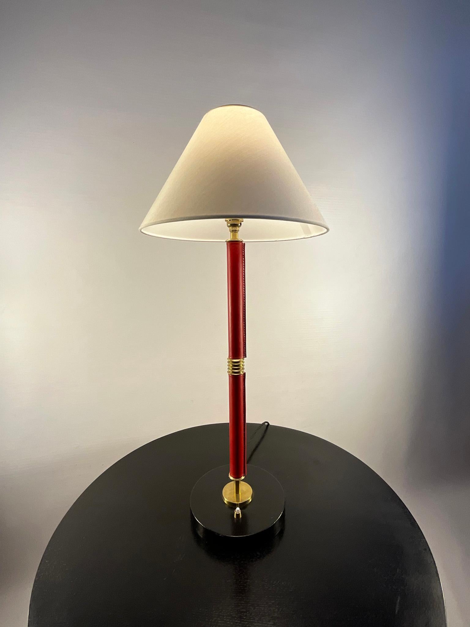 Mid-Century moderno Lampada da tavolo degli anni '40 nello stile di Jacques Adnet in pelle rossa cucita a sella in vendita