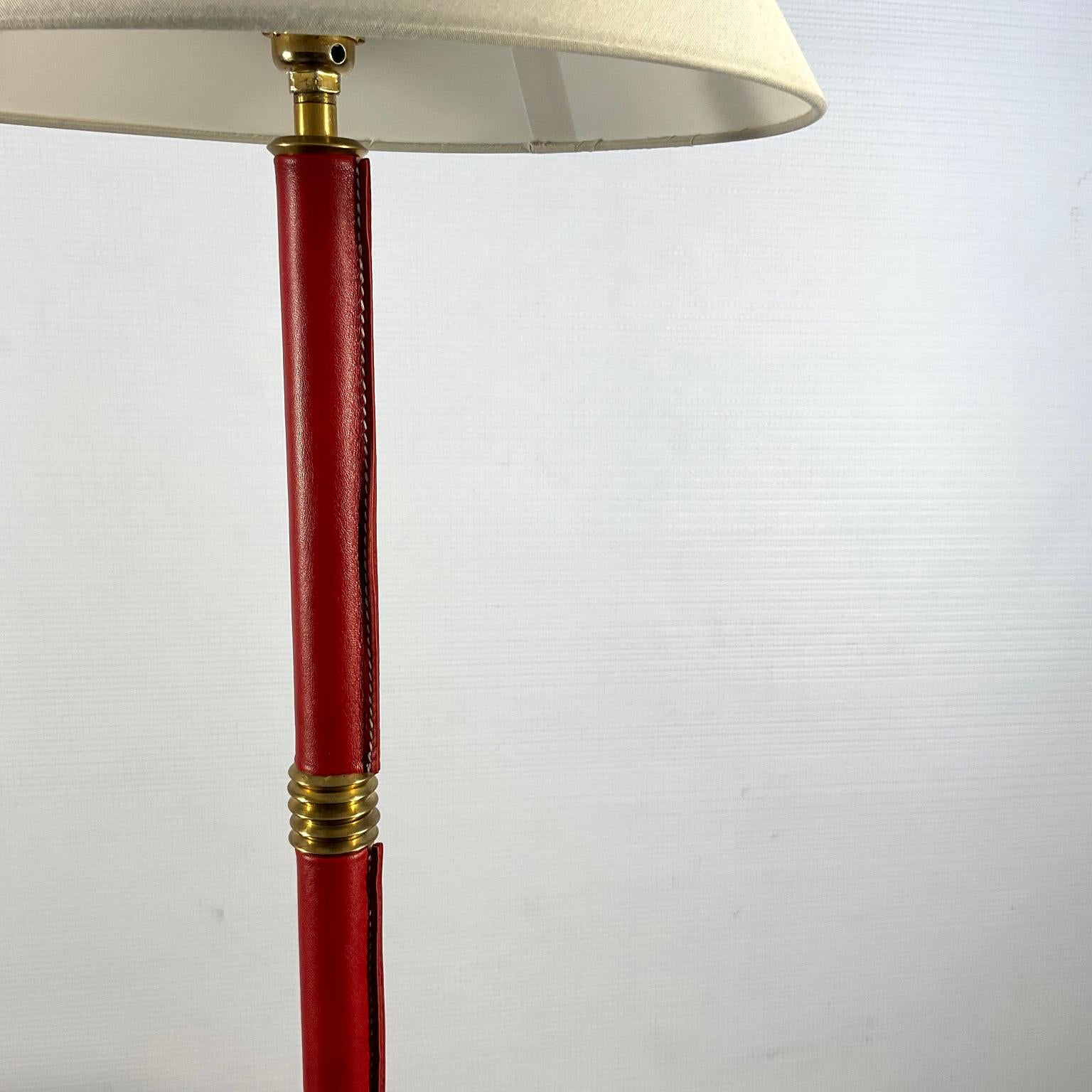 Francese Lampada da tavolo degli anni '40 nello stile di Jacques Adnet in pelle rossa cucita a sella in vendita