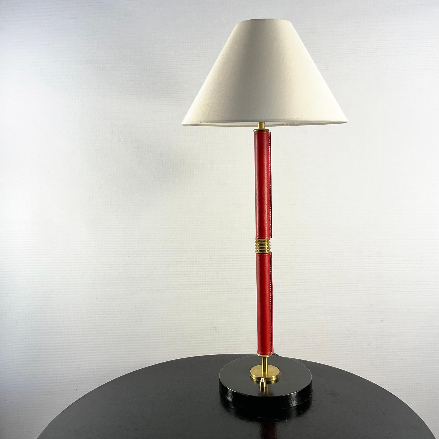 Lampada da tavolo degli anni '40 nello stile di Jacques Adnet in pelle rossa cucita a sella In condizioni buone in vendita a London, GB