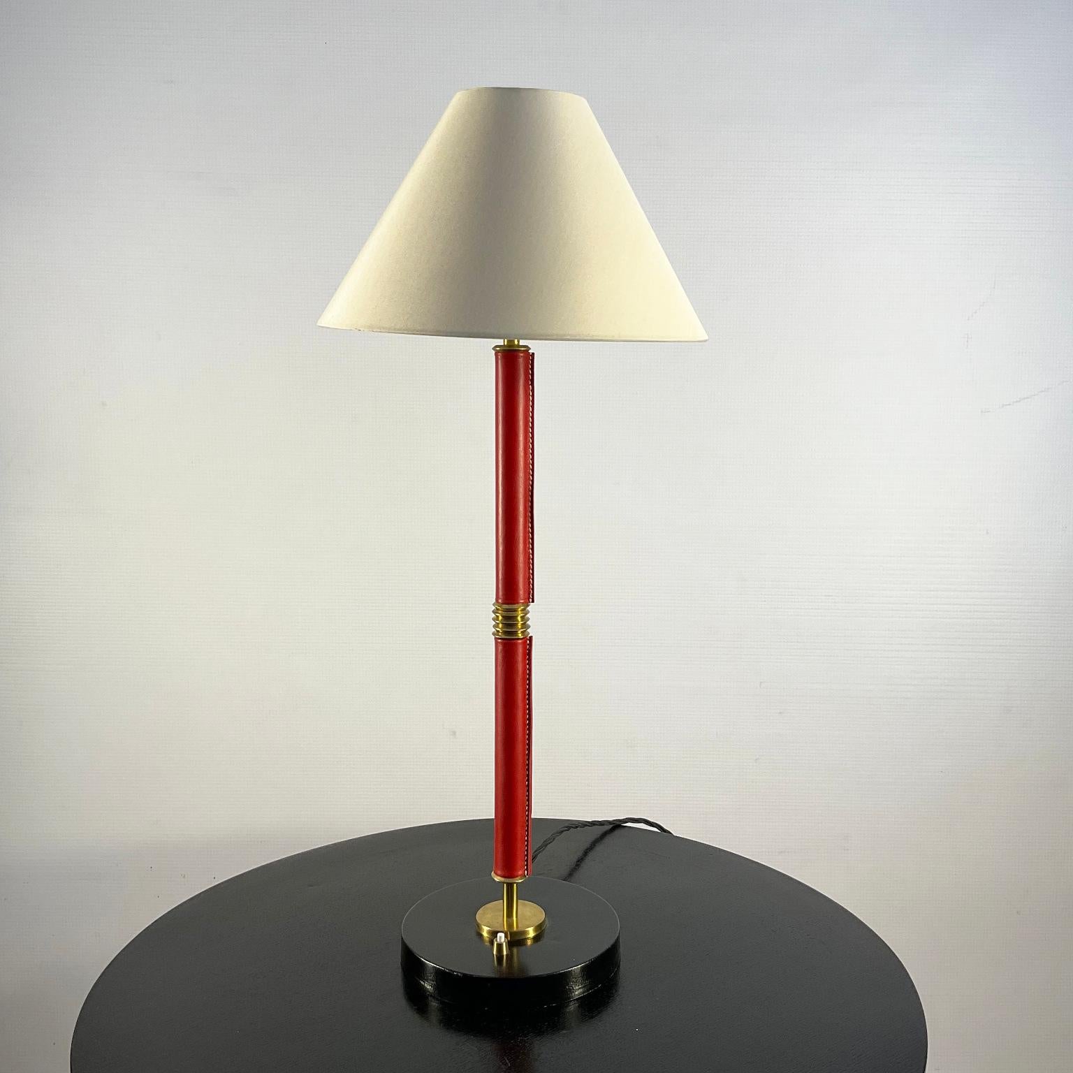 Metà XX secolo Lampada da tavolo degli anni '40 nello stile di Jacques Adnet in pelle rossa cucita a sella in vendita